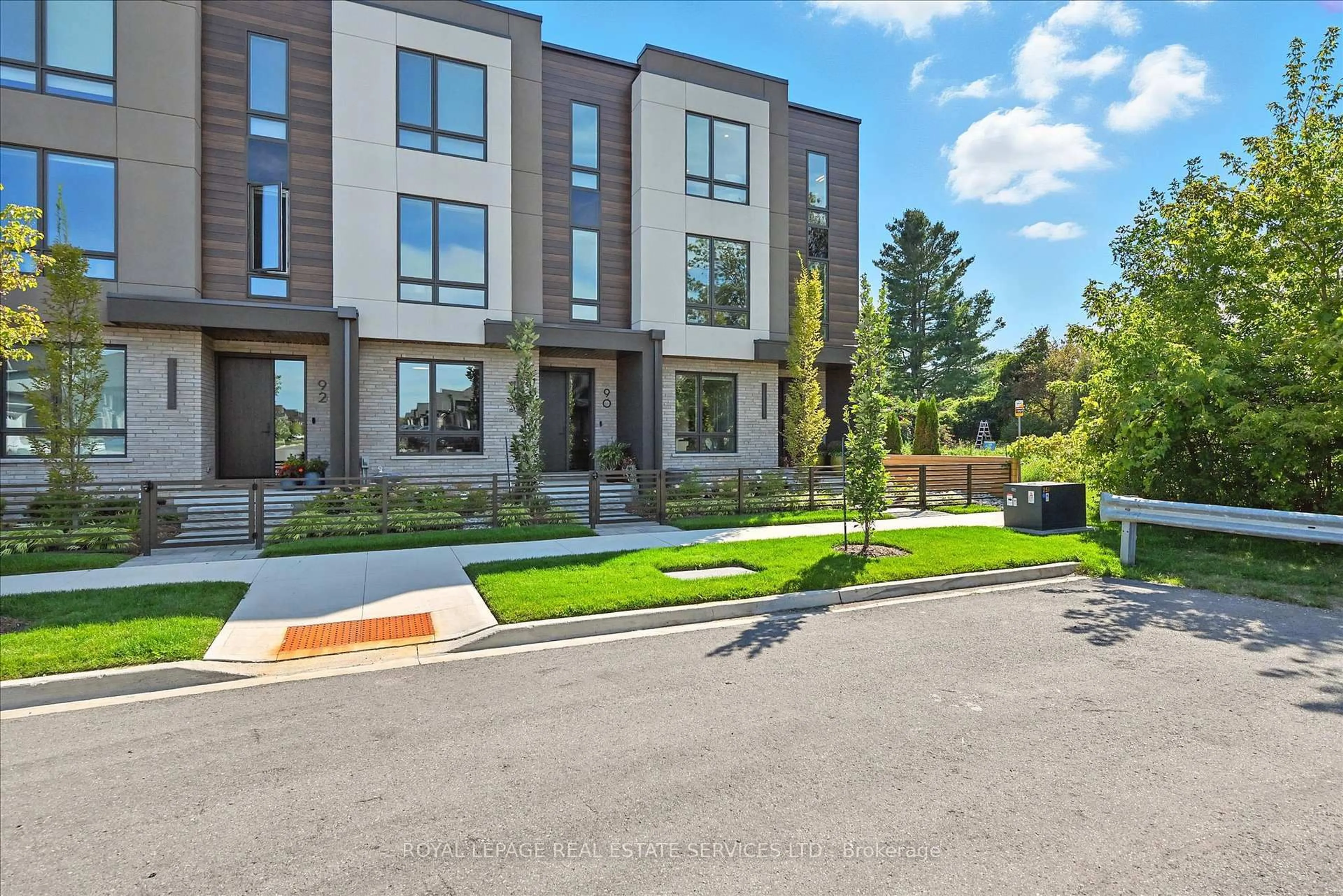 Patio, street for 88 Moody St, Pelham Ontario L3E 0B3