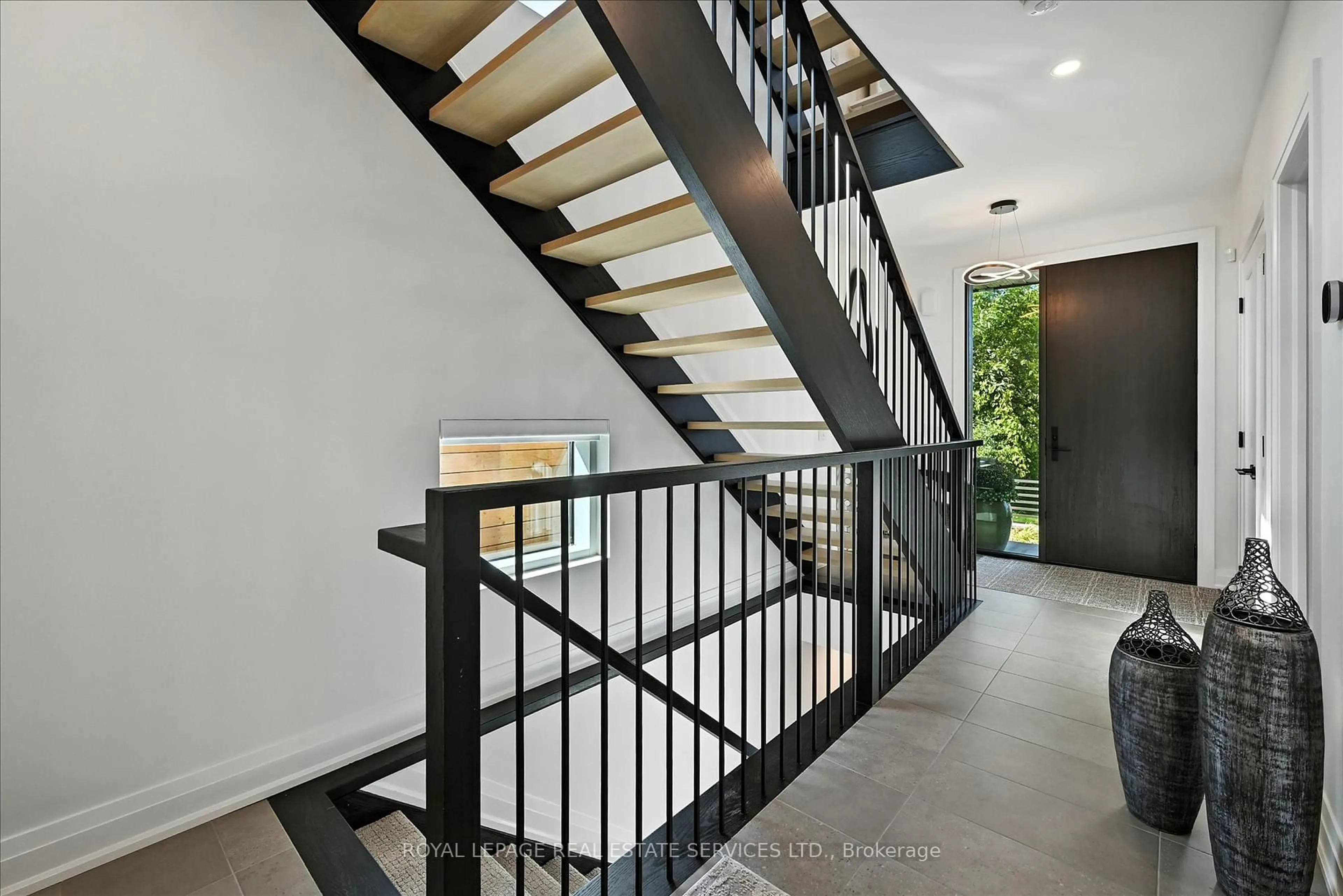 Stairs for 88 Moody St, Pelham Ontario L3E 0B3