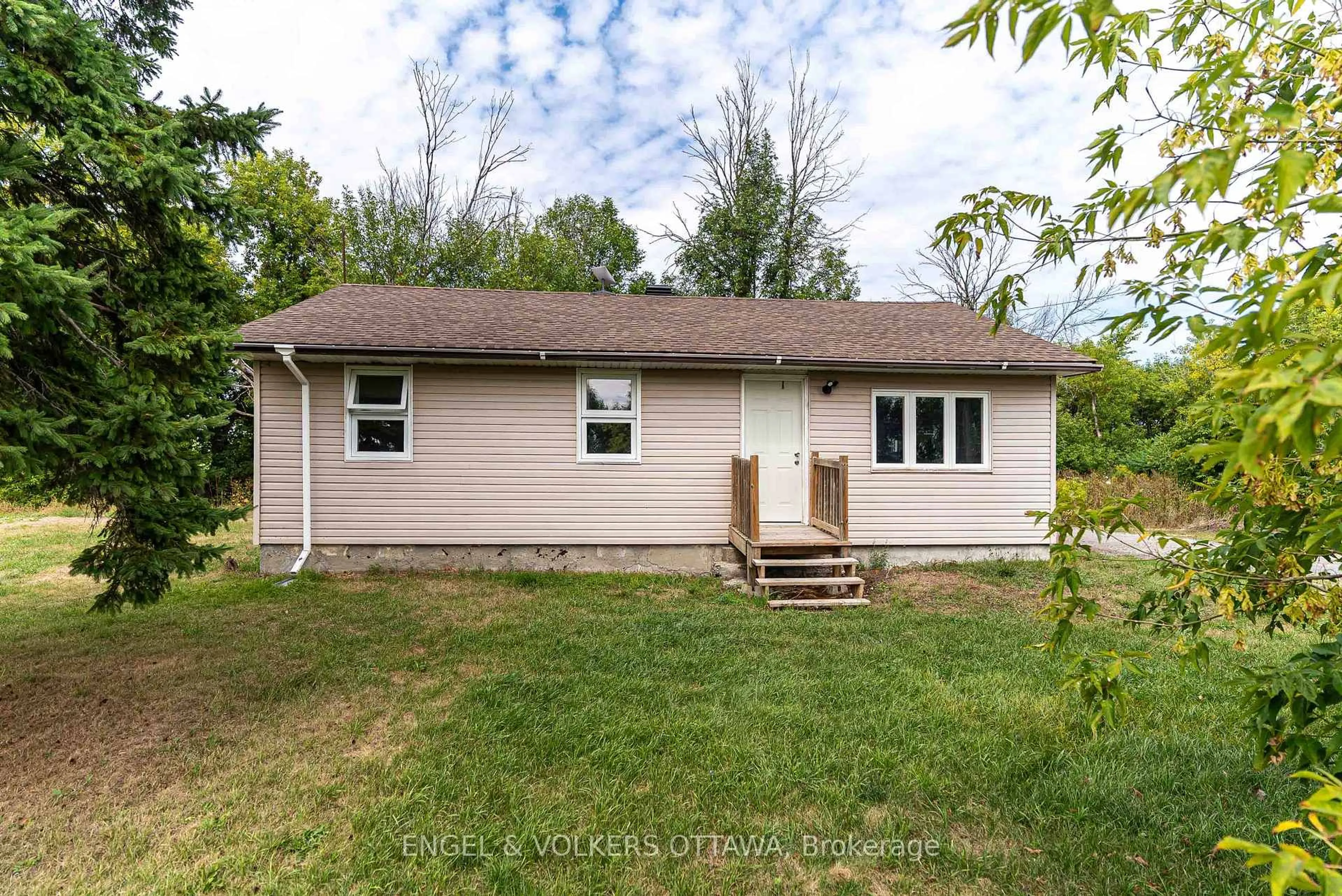 Home with vinyl exterior material, unknown for 7321 Snake Island Rd, Greely Ontario K4P 1N2