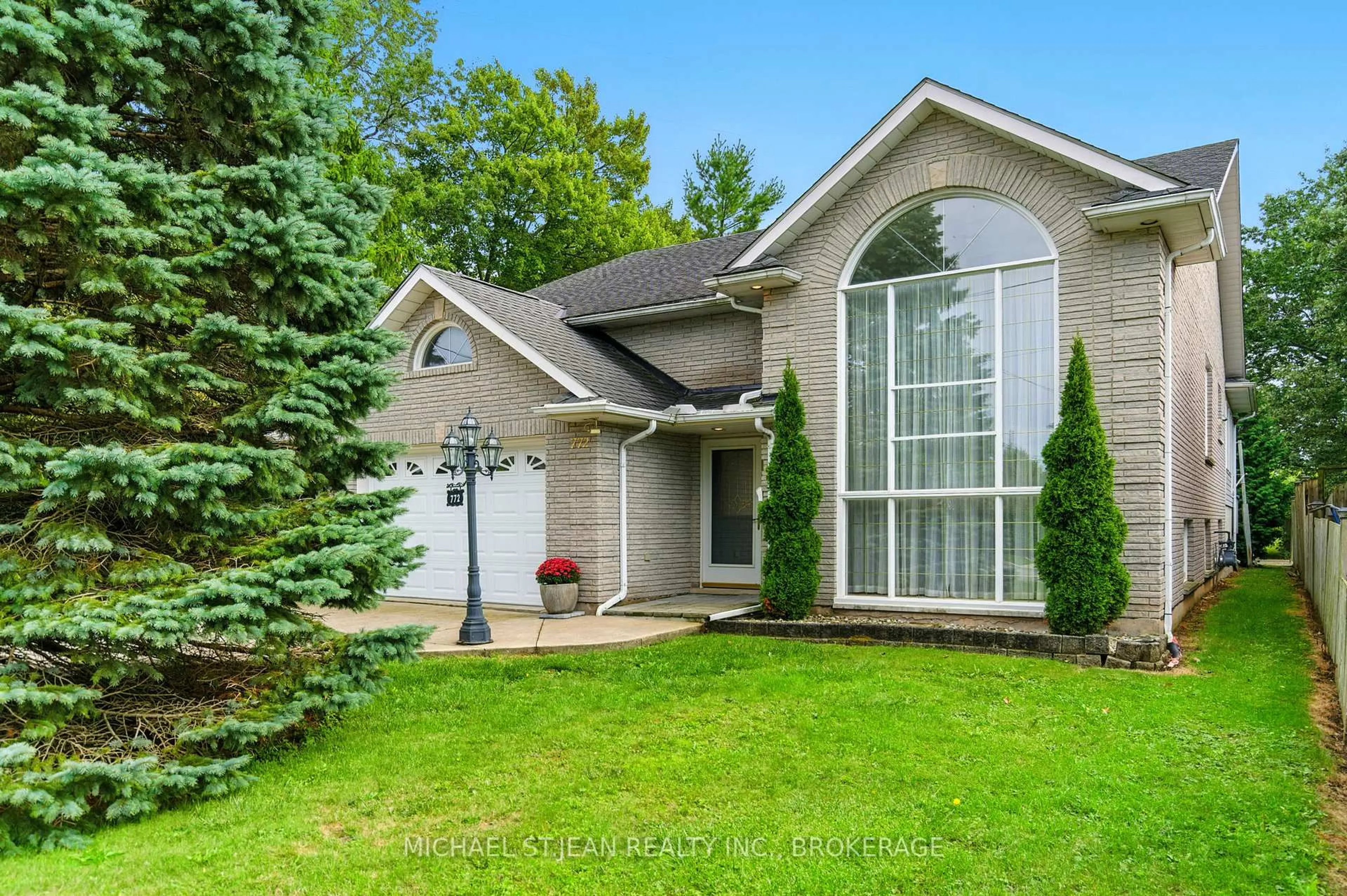 Home with vinyl exterior material, unknown for 772 Lincoln St, Welland Ontario L3B 4R7