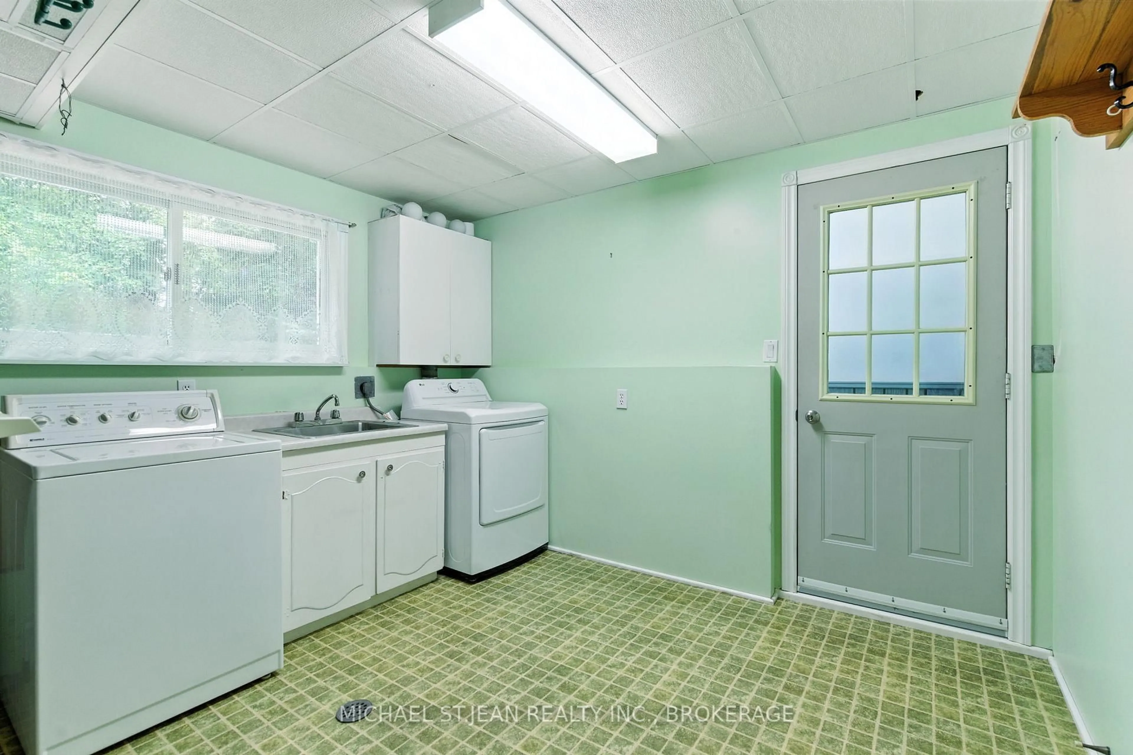 Laundry room for 772 Lincoln St, Welland Ontario L3B 4R7