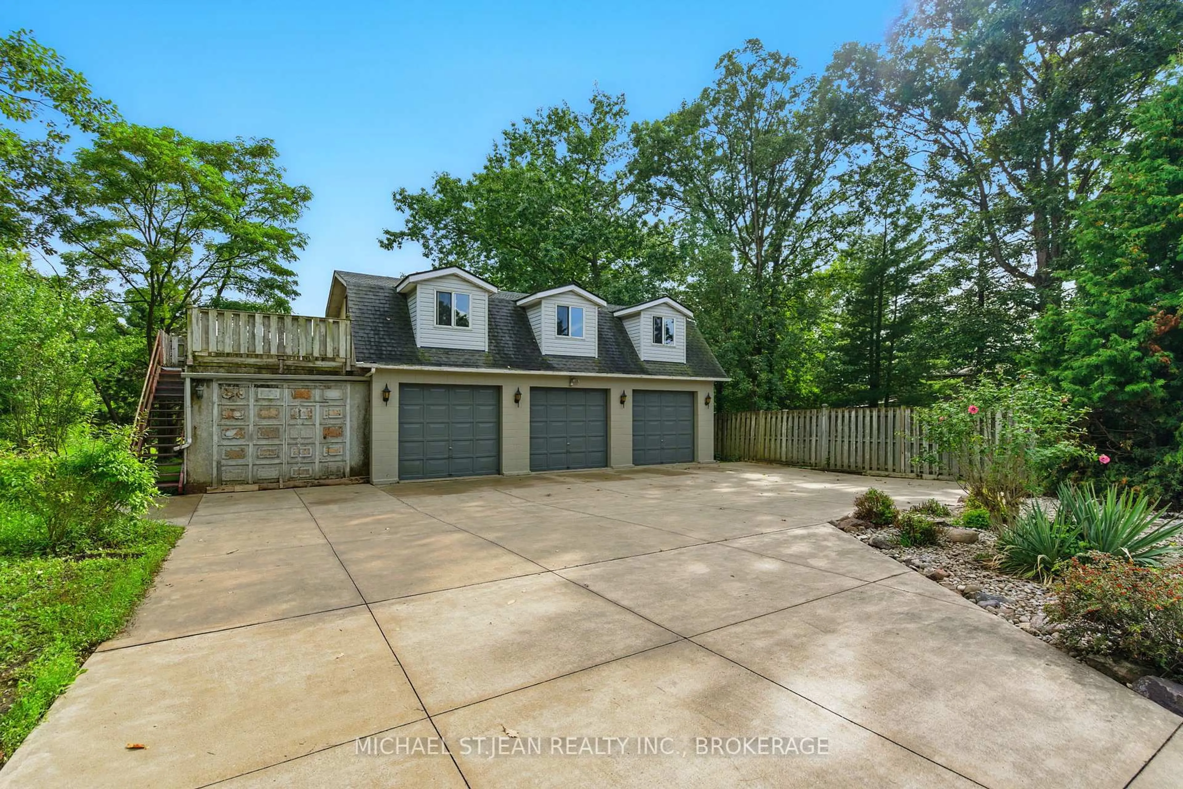 Indoor garage for 772 Lincoln St, Welland Ontario L3B 4R7