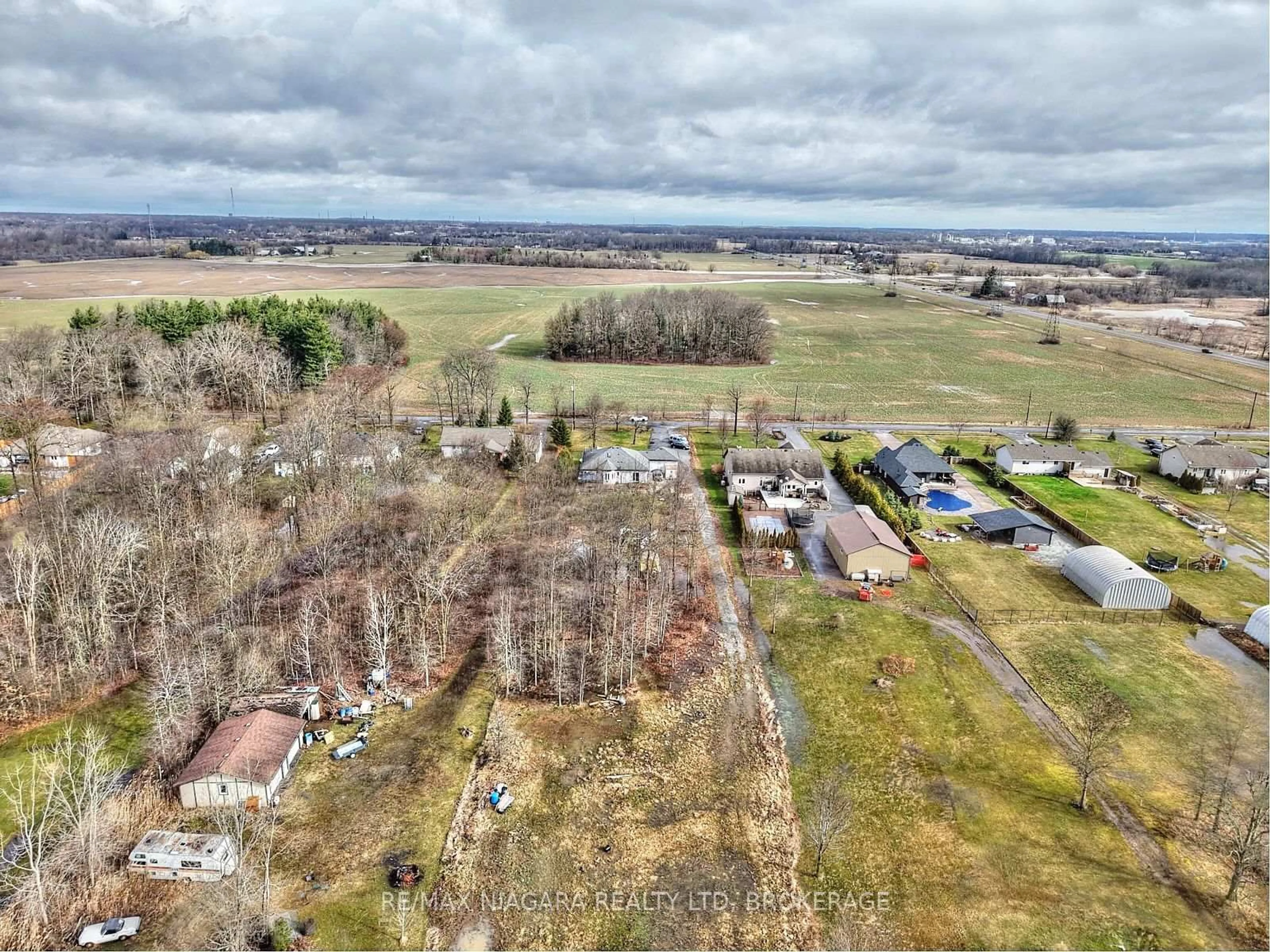 A pic from outside/outdoor area/front of a property/back of a property/a pic from drone, unknown for 637 Carl Rd, Welland Ontario L0S 1K0