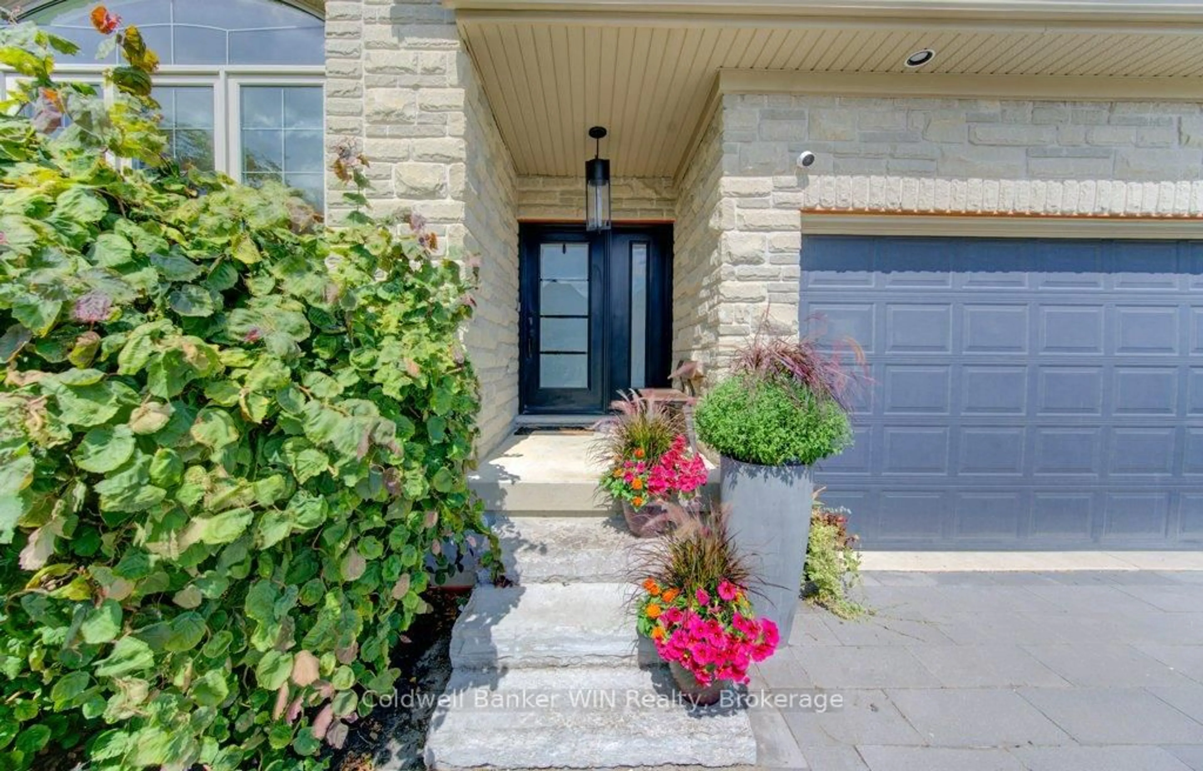 Indoor entryway for 422 Rideau River St, Waterloo Ontario N2V 2Y4
