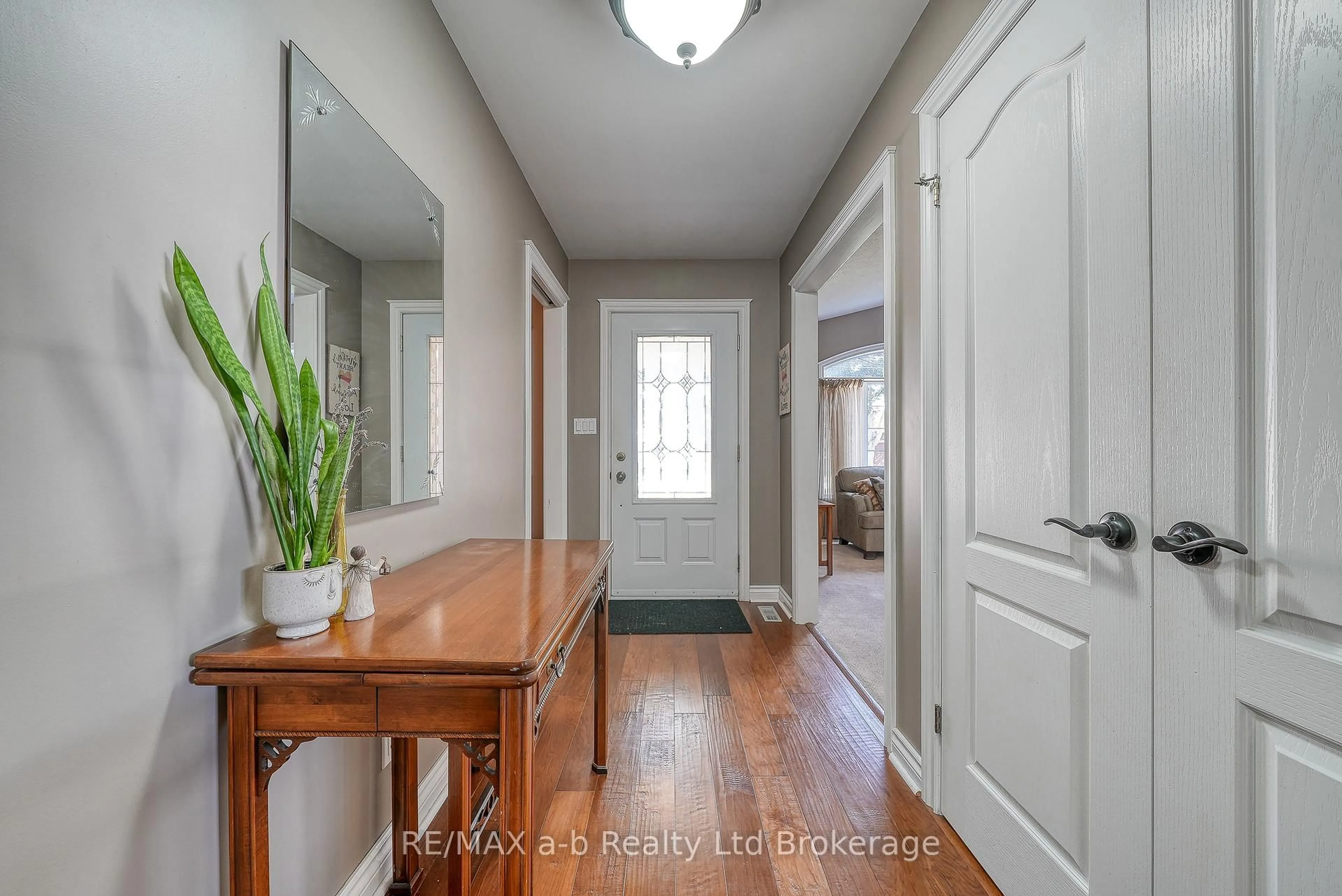 Indoor entryway for 17 Palmer St, Norwich Ontario N0J 1P0