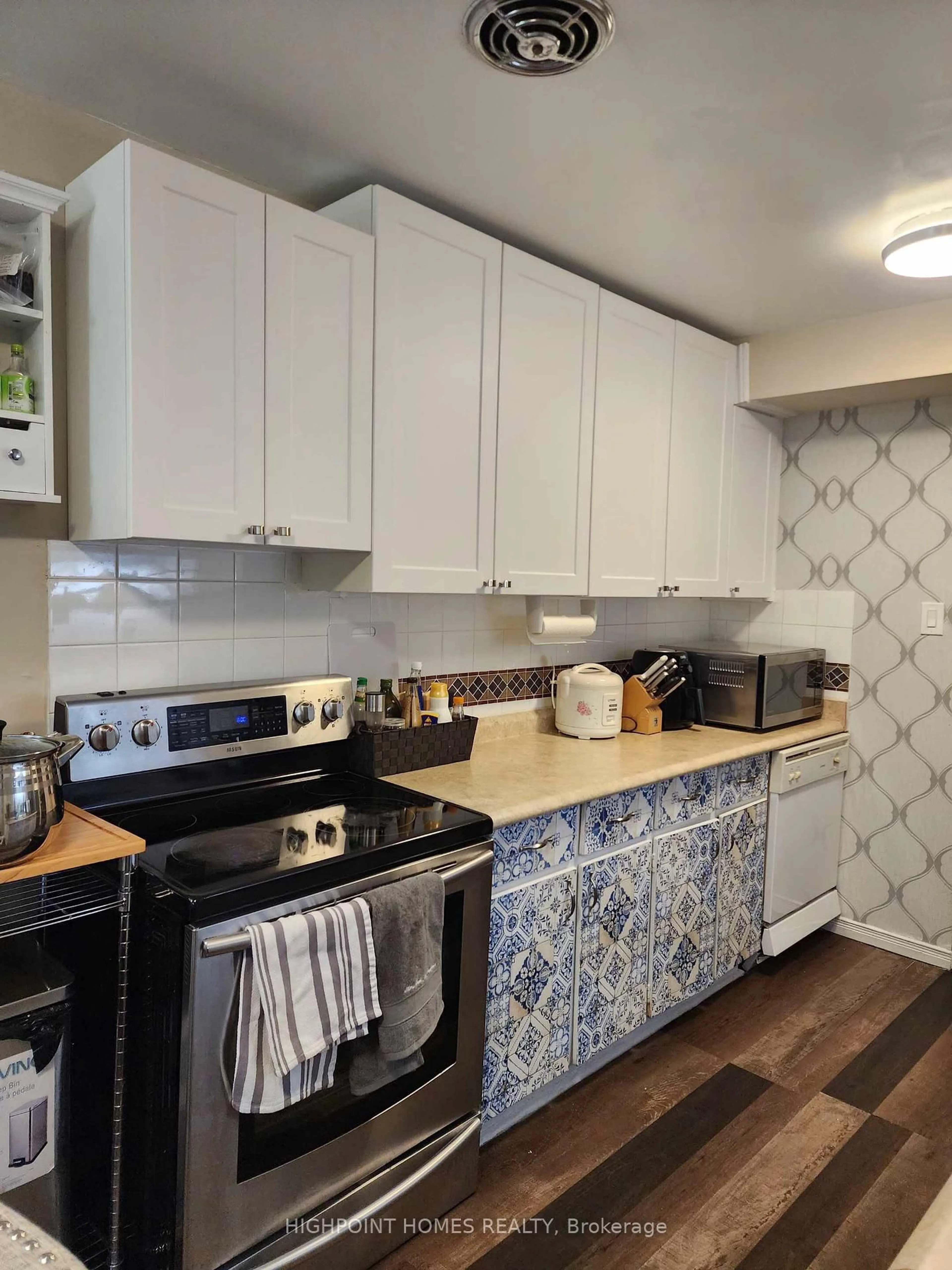 Standard kitchen, ceramic/tile floor for 215 Boullee St, London East Ontario N5Y 1T9