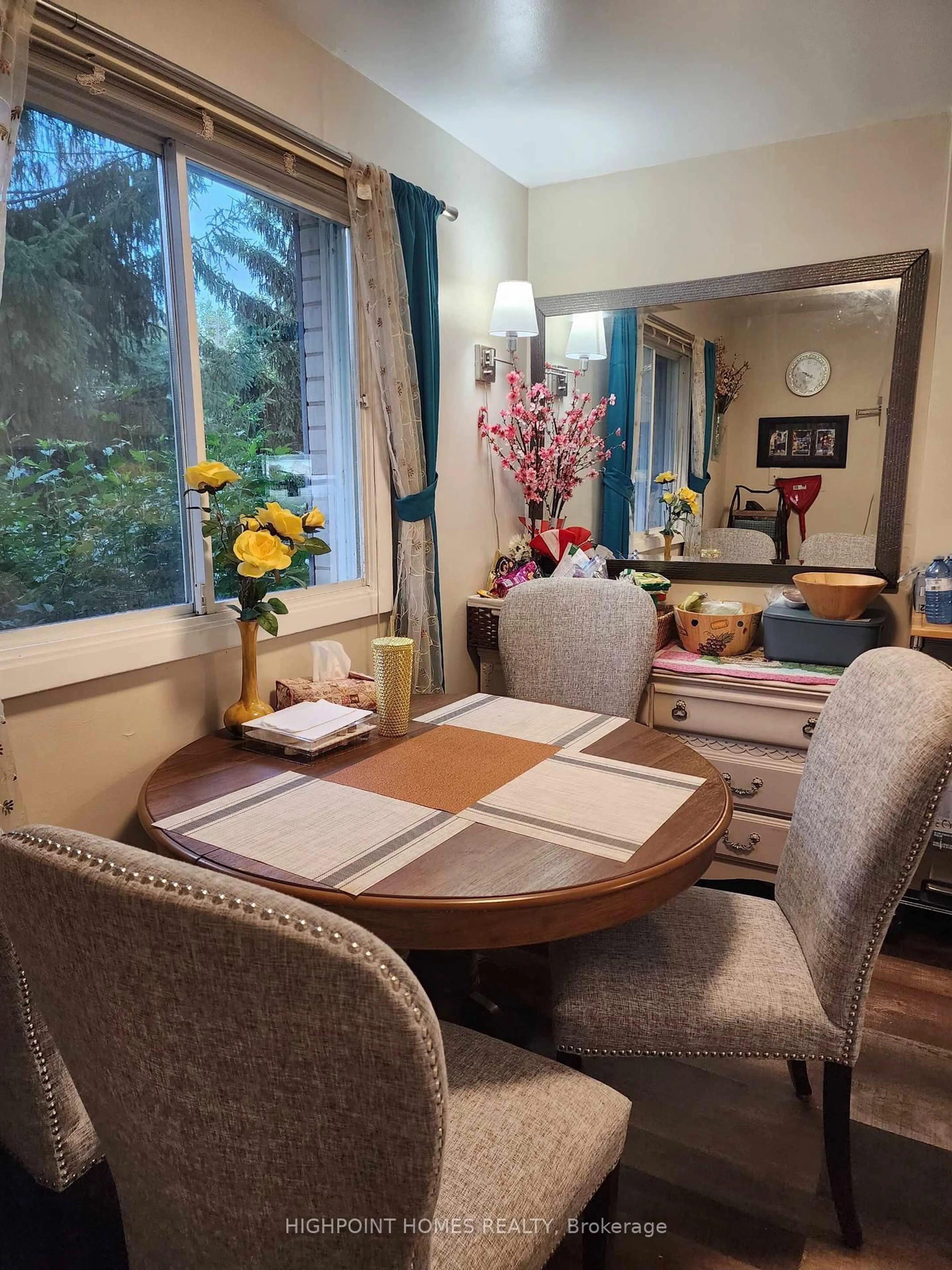 Dining room, wood/laminate floor for 215 Boullee St, London East Ontario N5Y 1T9