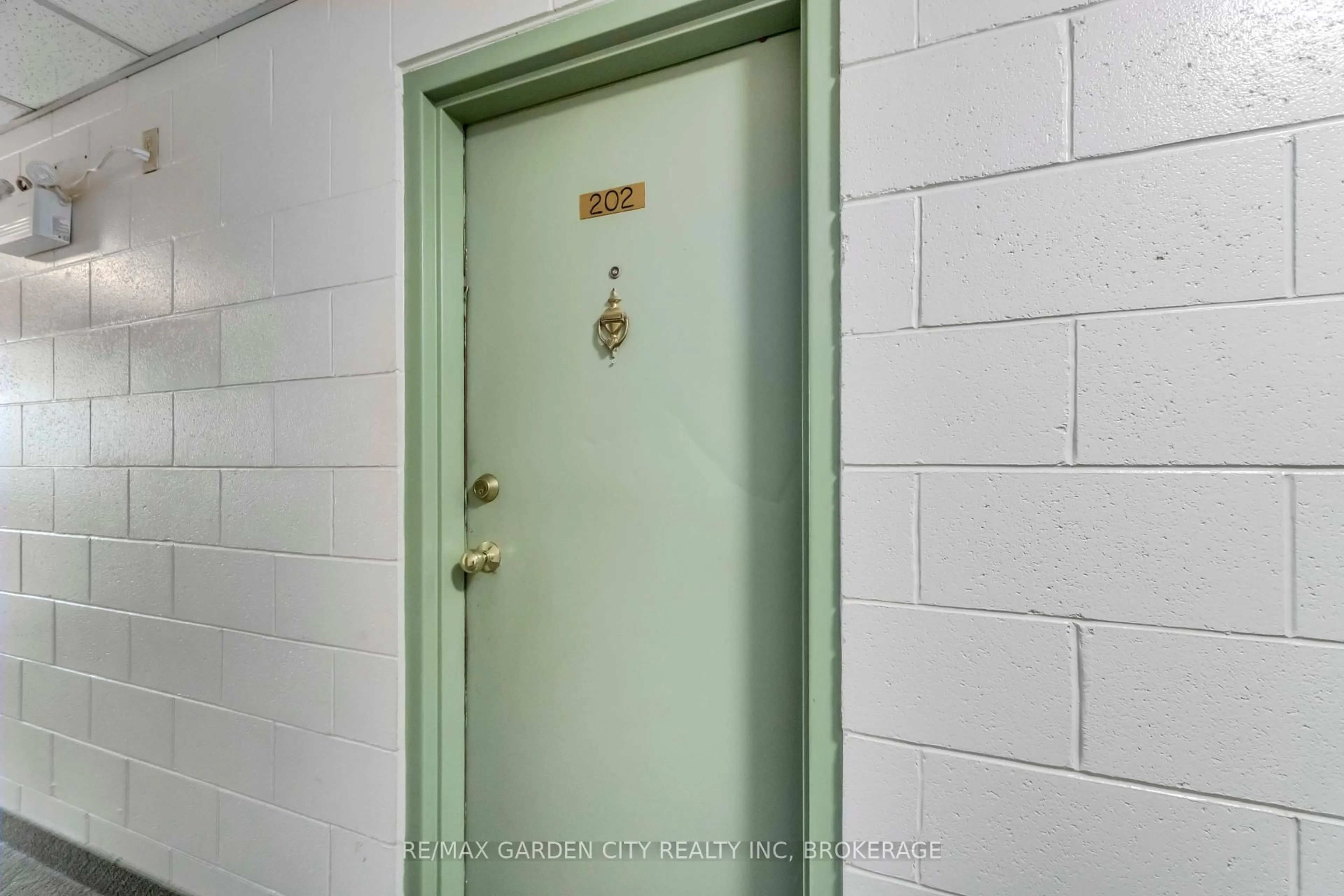 Indoor entryway for 4692 Crysler Ave #202, Niagara Falls Ontario L2E 3V8