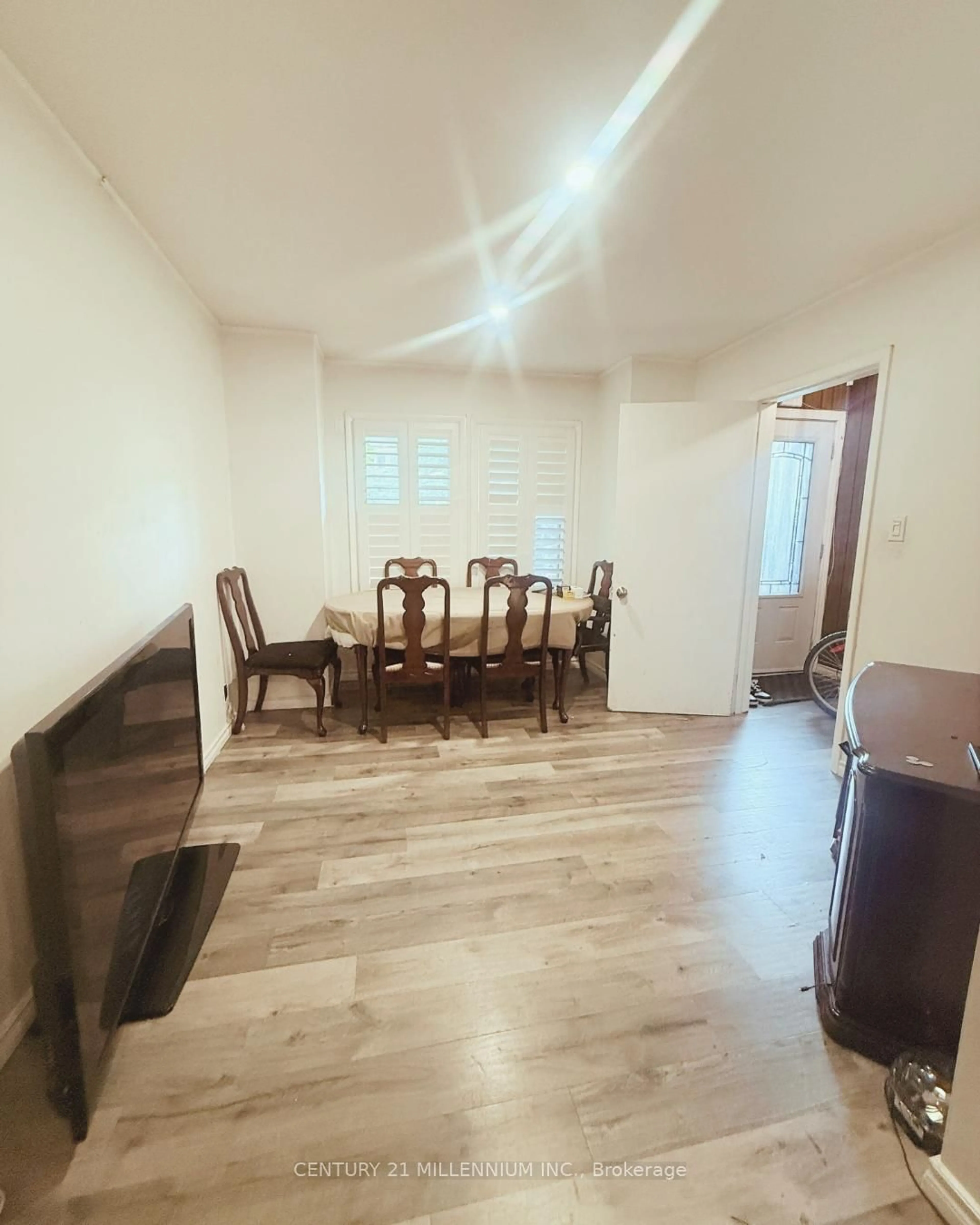 A pic of a room for 237 Balsam Ave, Hamilton Ontario L8M 3B9
