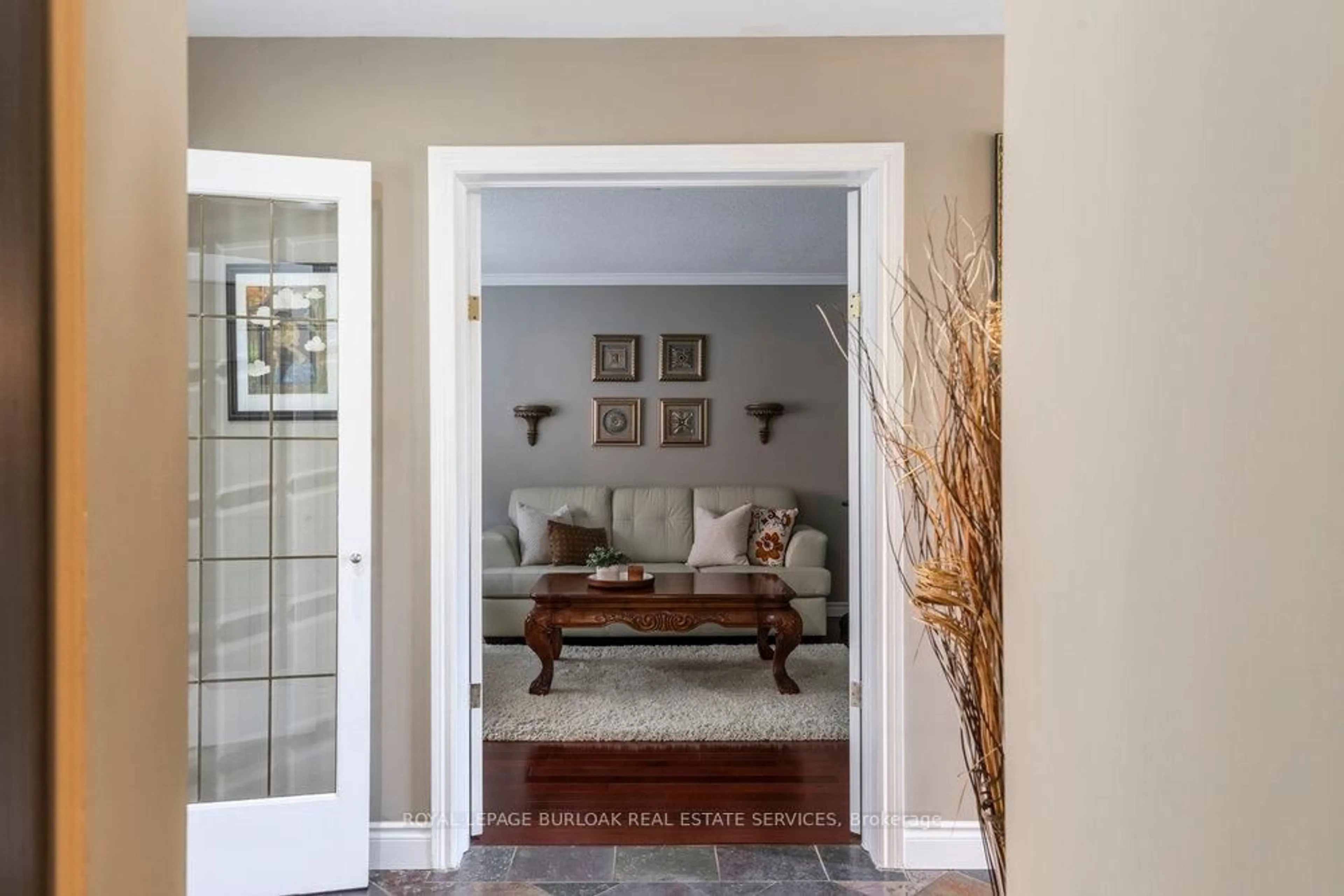 Indoor entryway for 19 Fieldgate St, Hamilton Ontario L9H 6N3