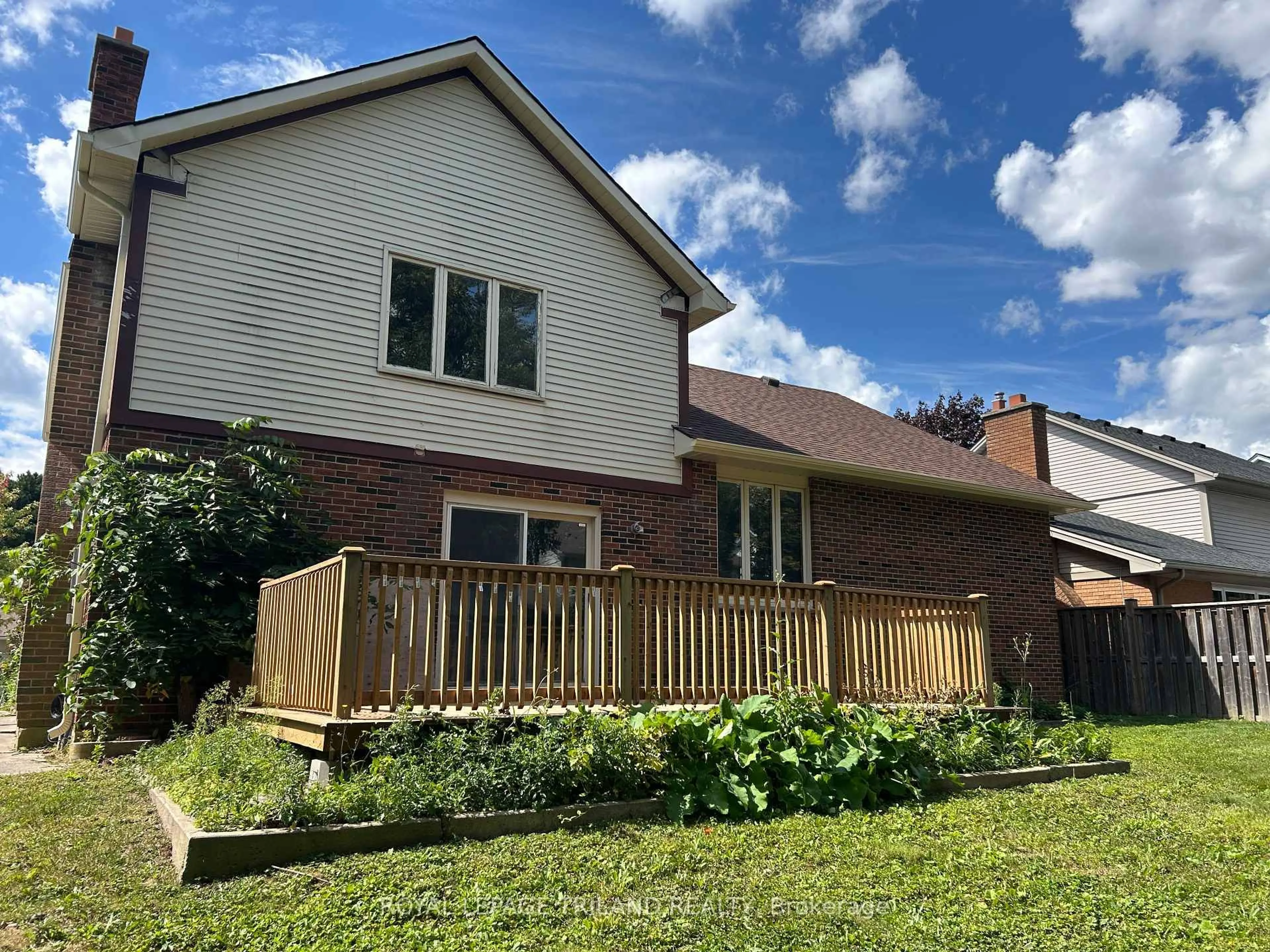 Home with vinyl exterior material, street for 1317 HASTINGS Dr, London North Ontario N5X 2J1