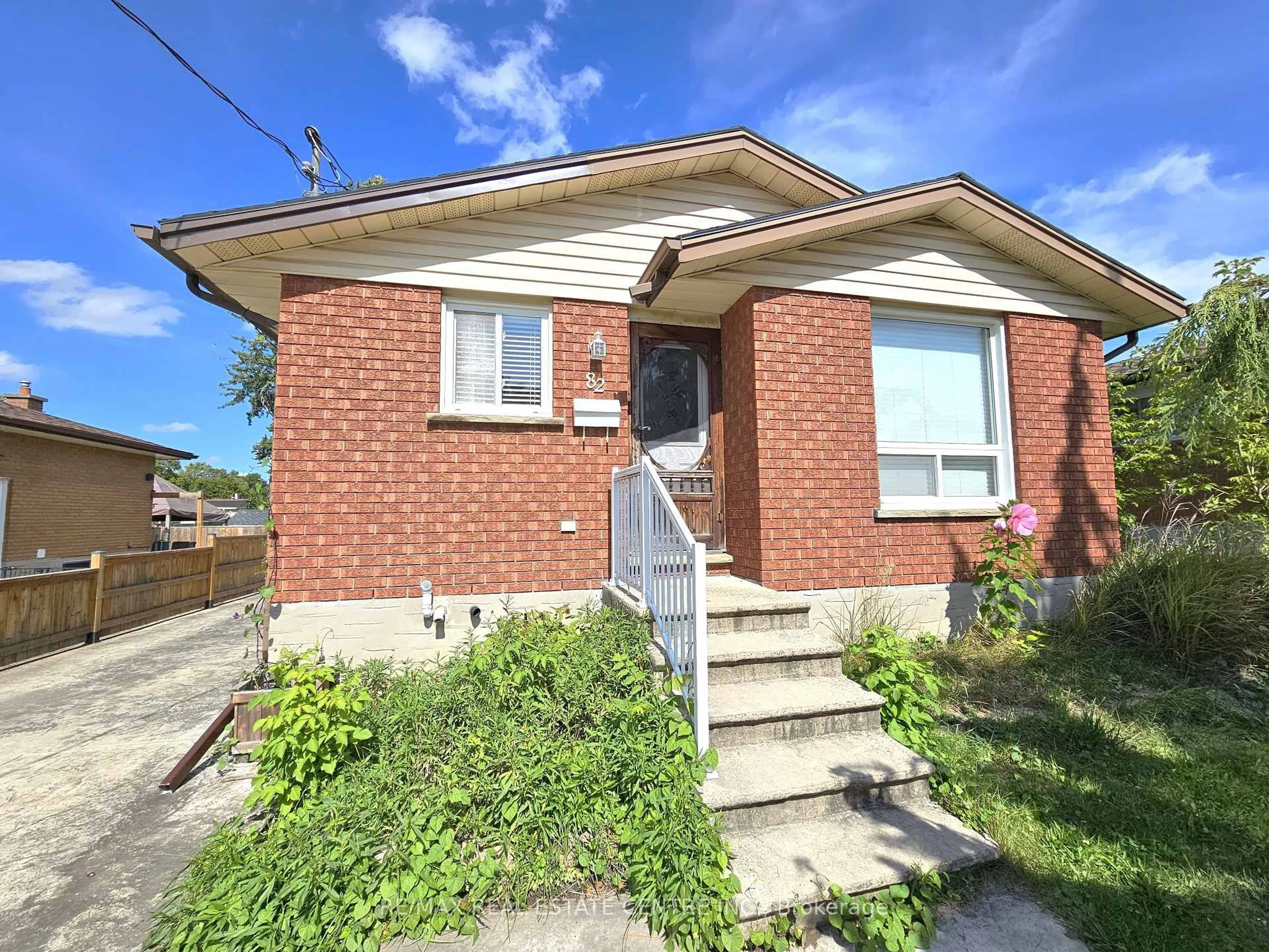 Home with brick exterior material, street for 82 Elmwood Ave, Cambridge Ontario N1R 4Y4