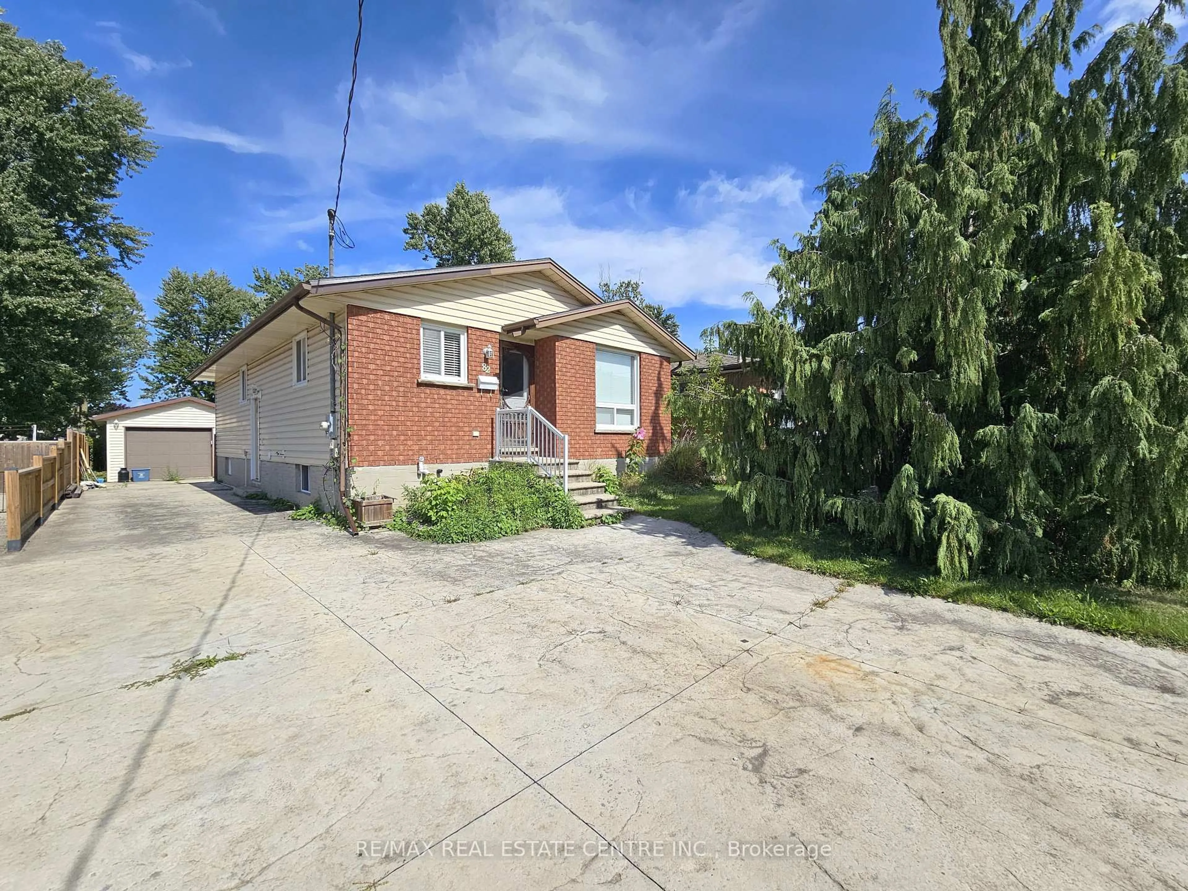 A pic from outside/outdoor area/front of a property/back of a property/a pic from drone, street for 82 Elmwood Ave, Cambridge Ontario N1R 4Y4
