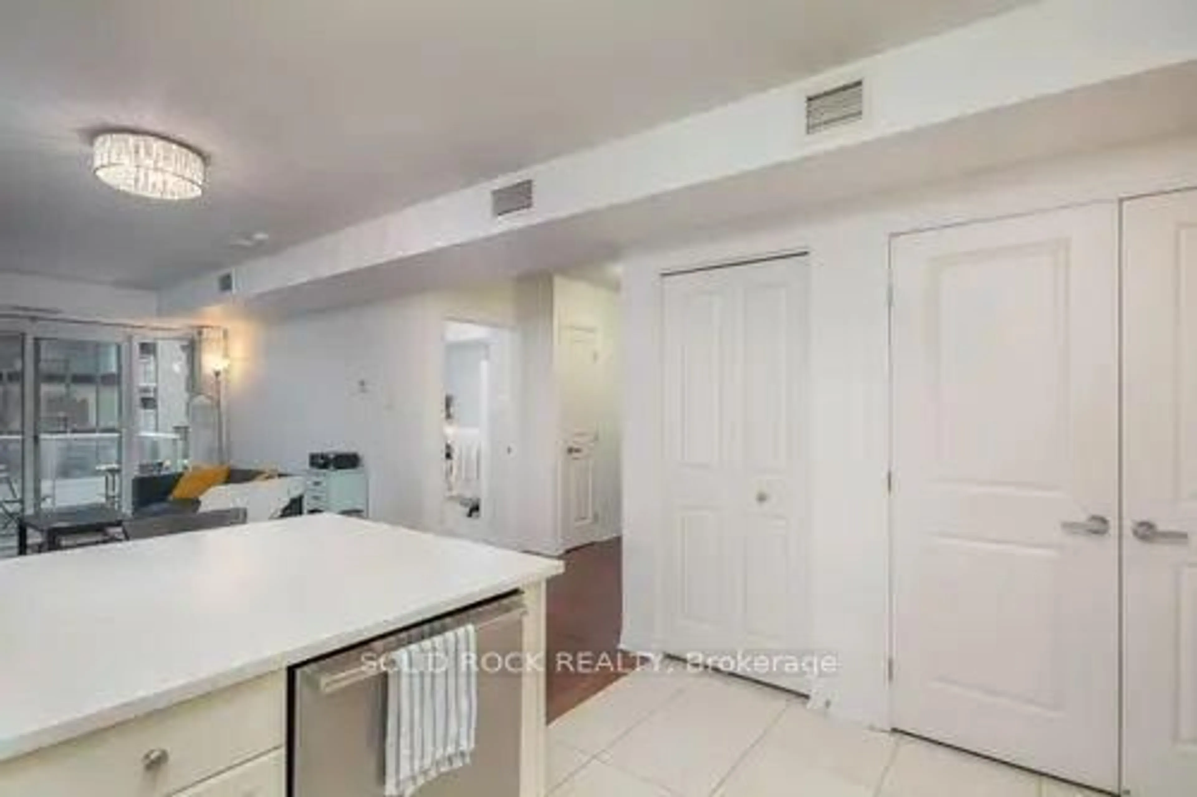 Unknown for 242 Rideau St #505, Ottawa Ontario K1N 0B7