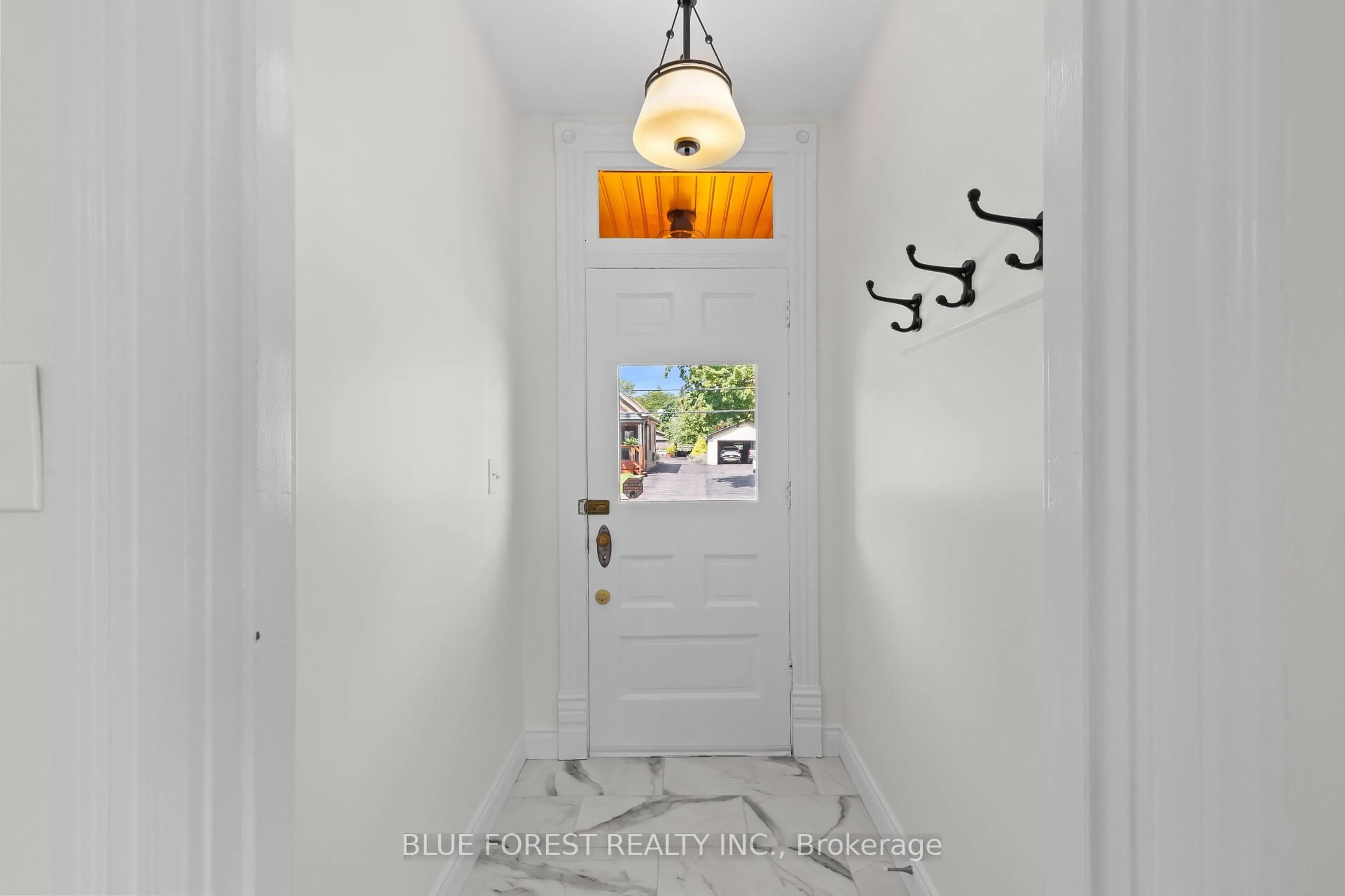 Indoor entryway for 7065 Longwoods Rd, London South Ontario N6P 1B6