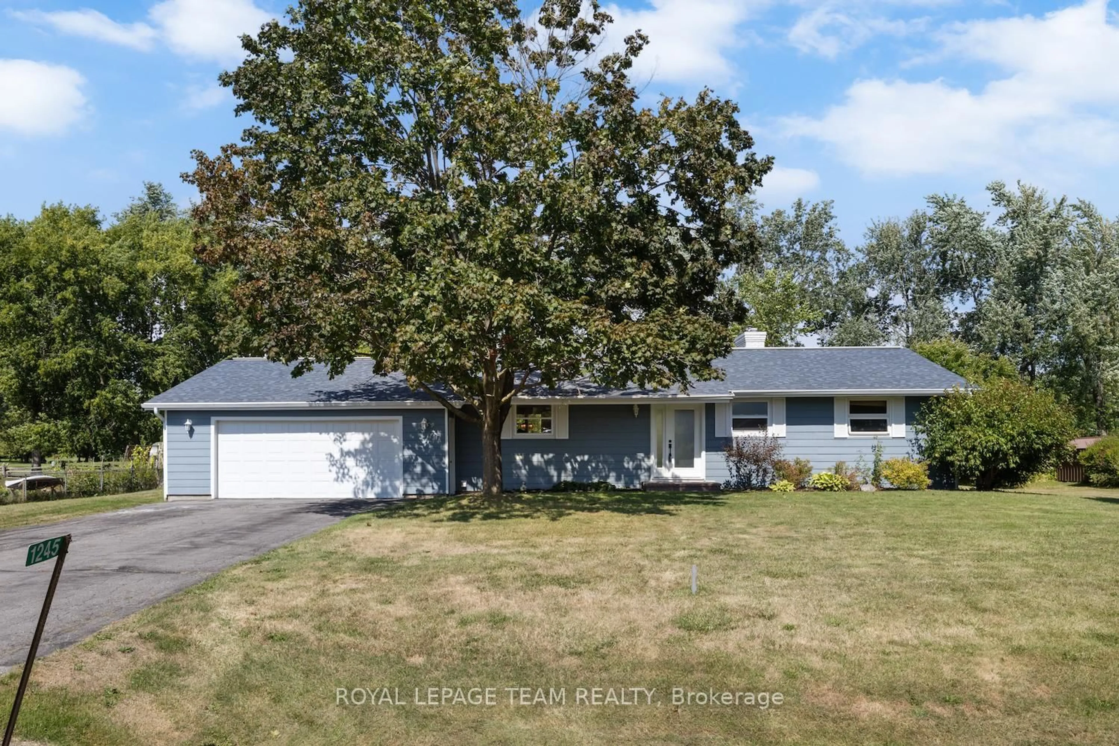 Home with vinyl exterior material, street for 1245 Fairway Dr, Manotick Ontario K4M 1B3