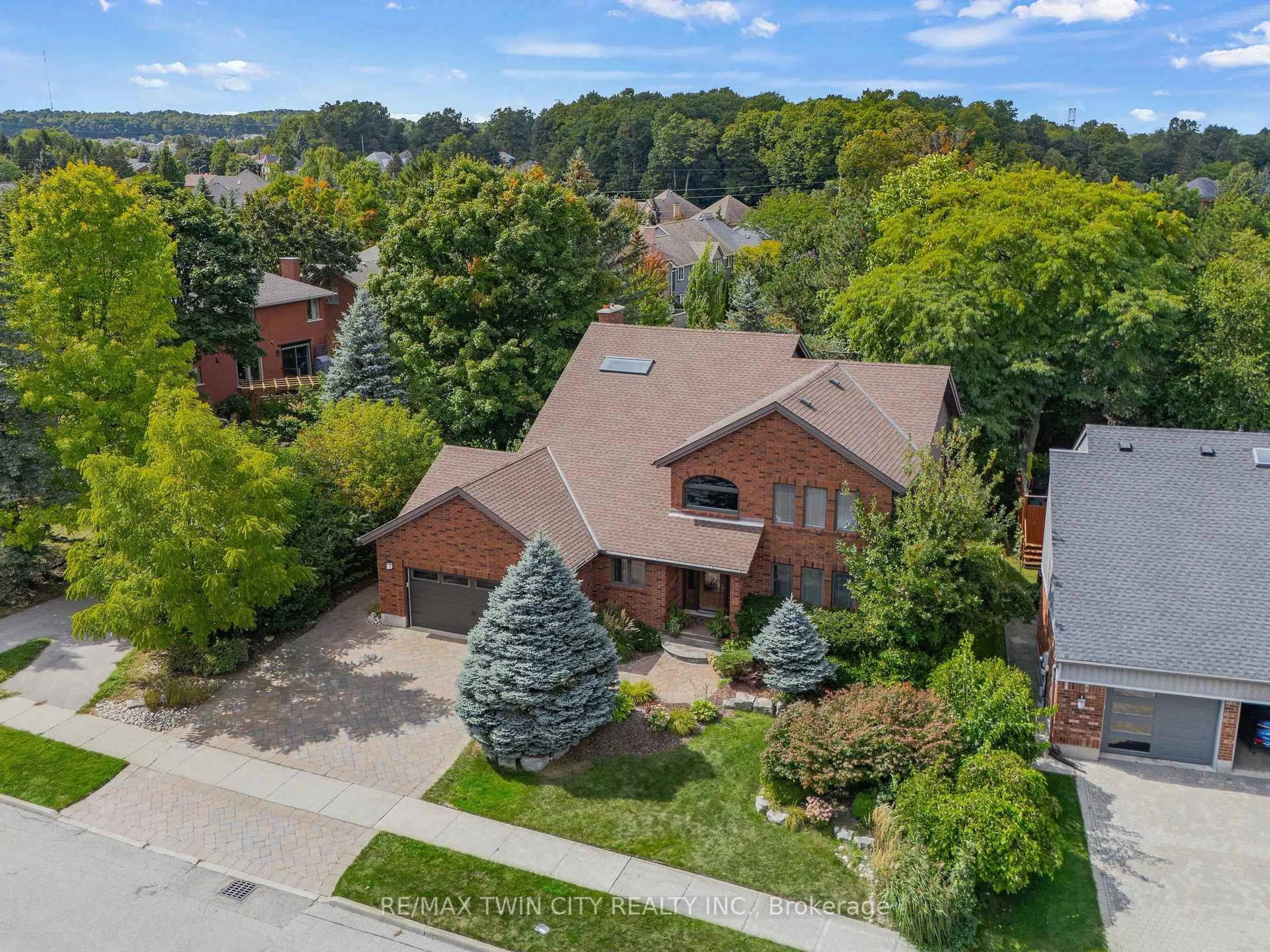 A pic from outside/outdoor area/front of a property/back of a property/a pic from drone, street for 325 Wyecroft Blvd, Waterloo Ontario N2T 2H3