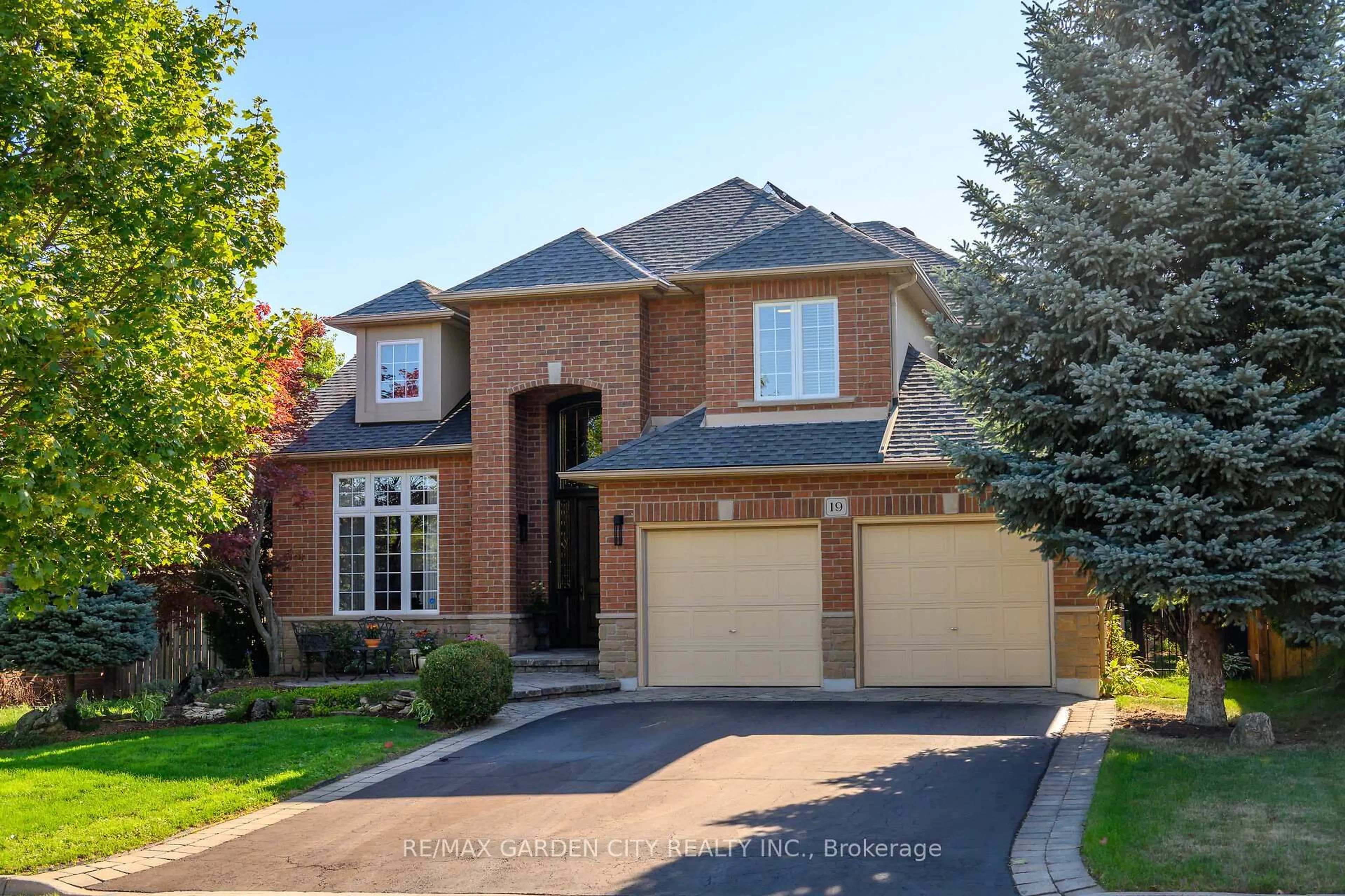 Home with brick exterior material, street for 19 Golf Woods Dr, Grimsby Ontario L3M 5P5