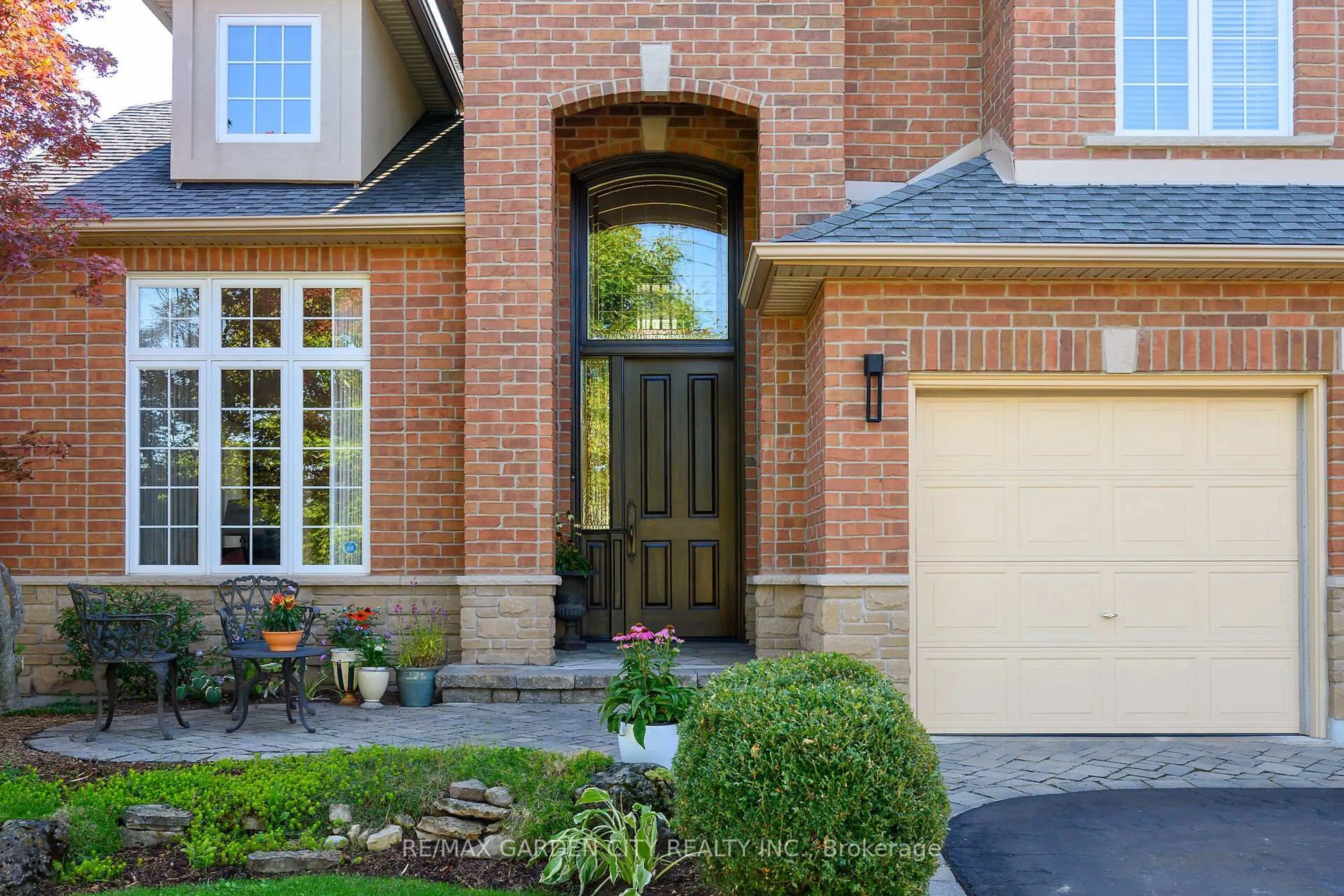 Home with brick exterior material, street for 19 Golf Woods Dr, Grimsby Ontario L3M 5P5