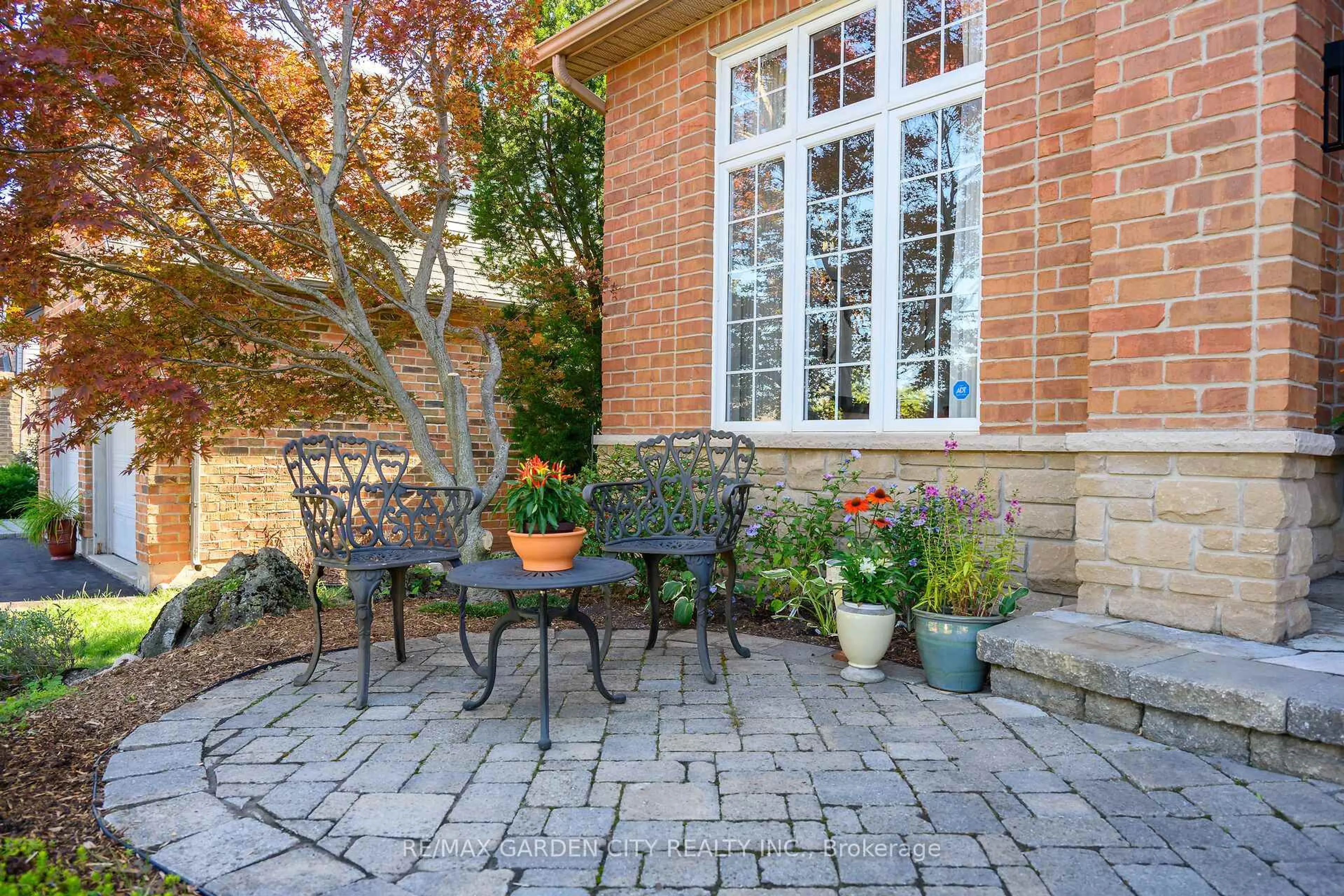 Patio, street for 19 Golf Woods Dr, Grimsby Ontario L3M 5P5