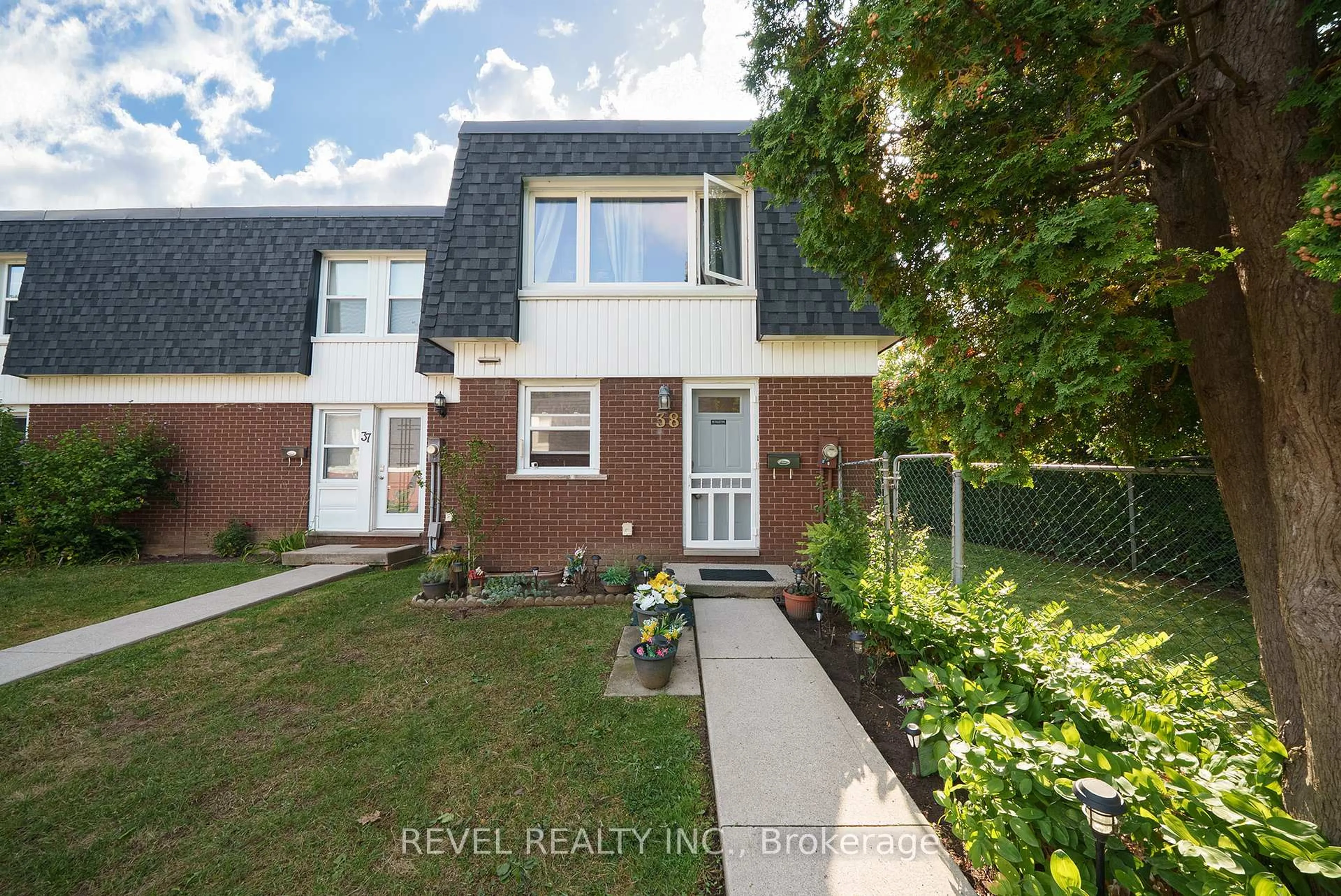 A pic from outside/outdoor area/front of a property/back of a property/a pic from drone, street for 273 Elgin St #38, Brantford Ontario N3S 5B2