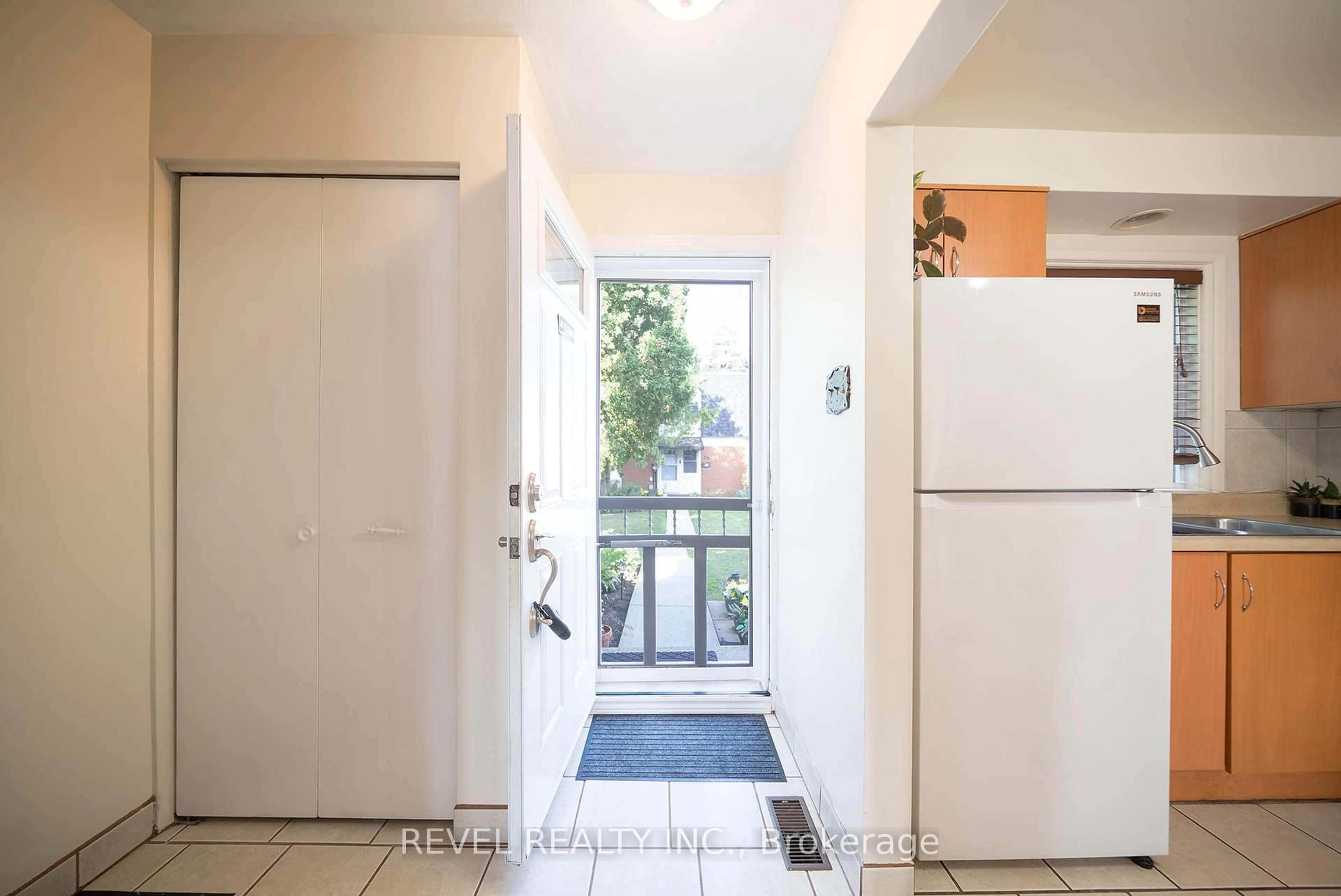 Indoor entryway for 273 Elgin St #38, Brantford Ontario N3S 5B2