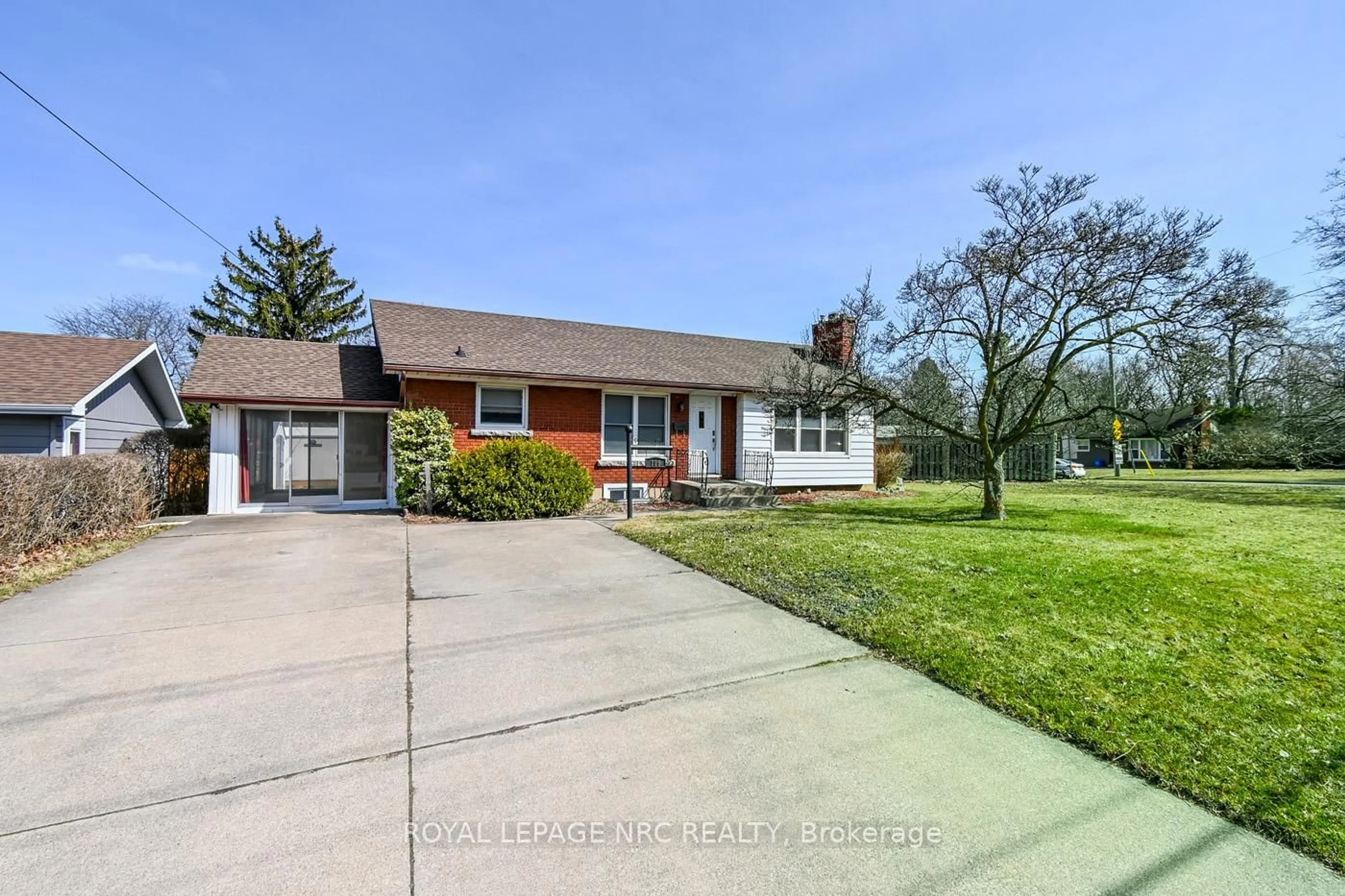 A pic from outside/outdoor area/front of a property/back of a property/a pic from drone, street for 189 Glendale Ave, St. Catharines Ontario L2T 2K4