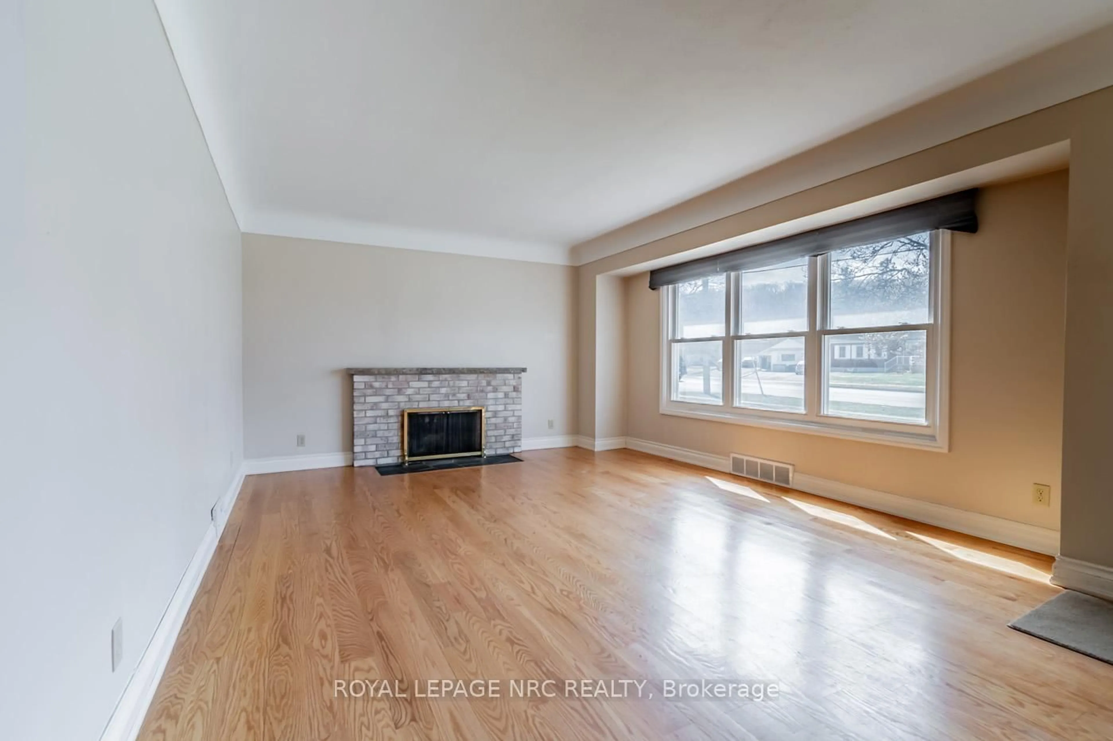 Living room with furniture, wood/laminate floor for 189 Glendale Ave, St. Catharines Ontario L2T 2K4