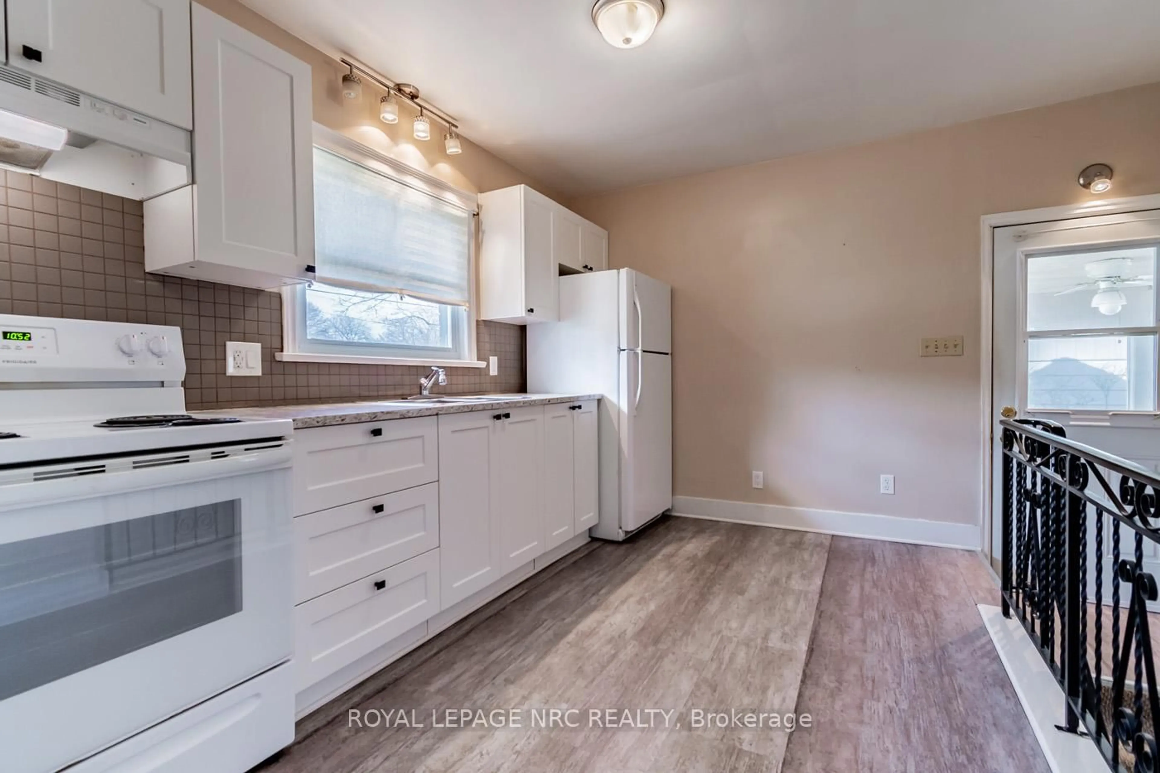 Standard kitchen, unknown for 189 Glendale Ave, St. Catharines Ontario L2T 2K4