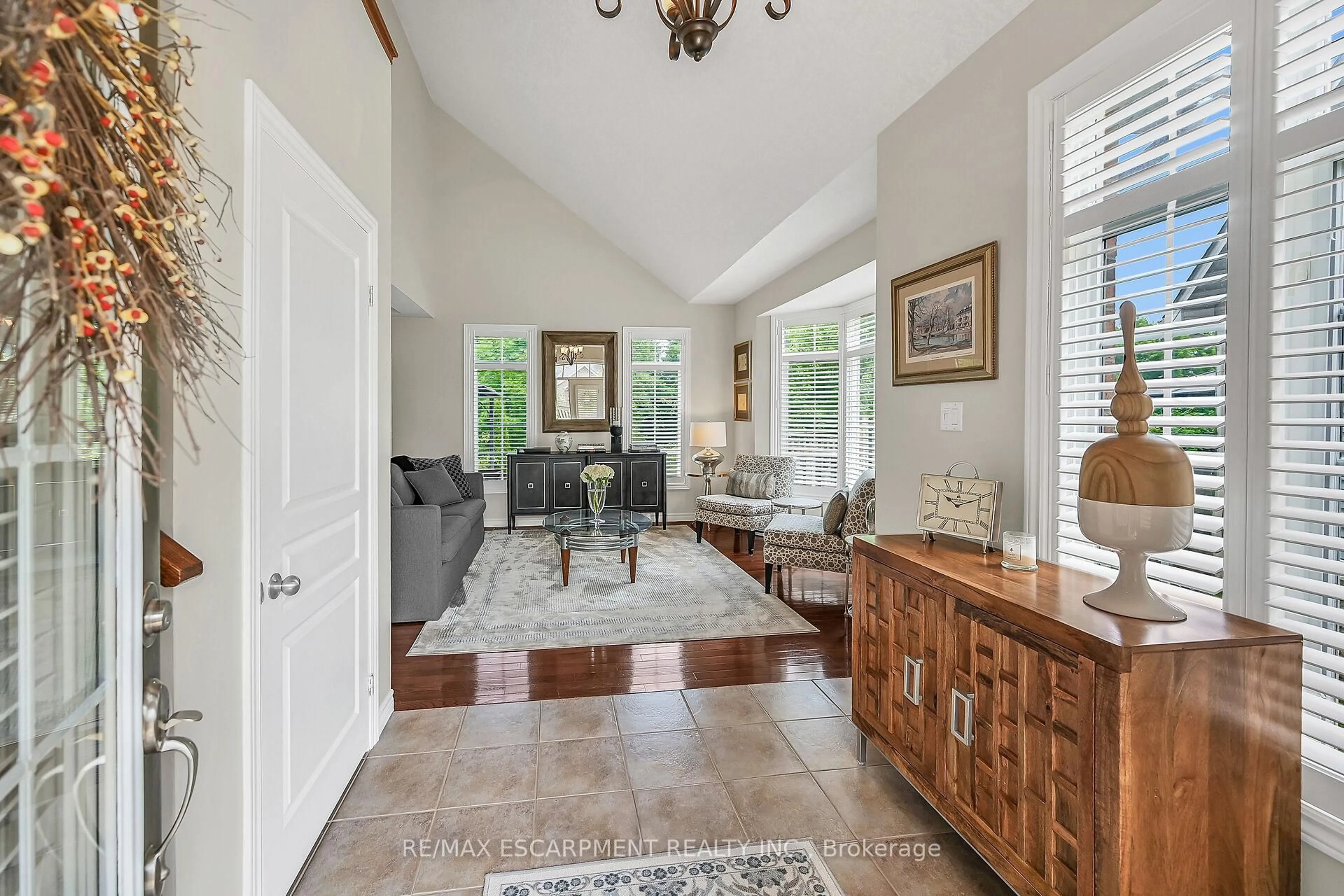 Indoor entryway for 99 Panabaker Dr #8, Hamilton Ontario L9G 0A3