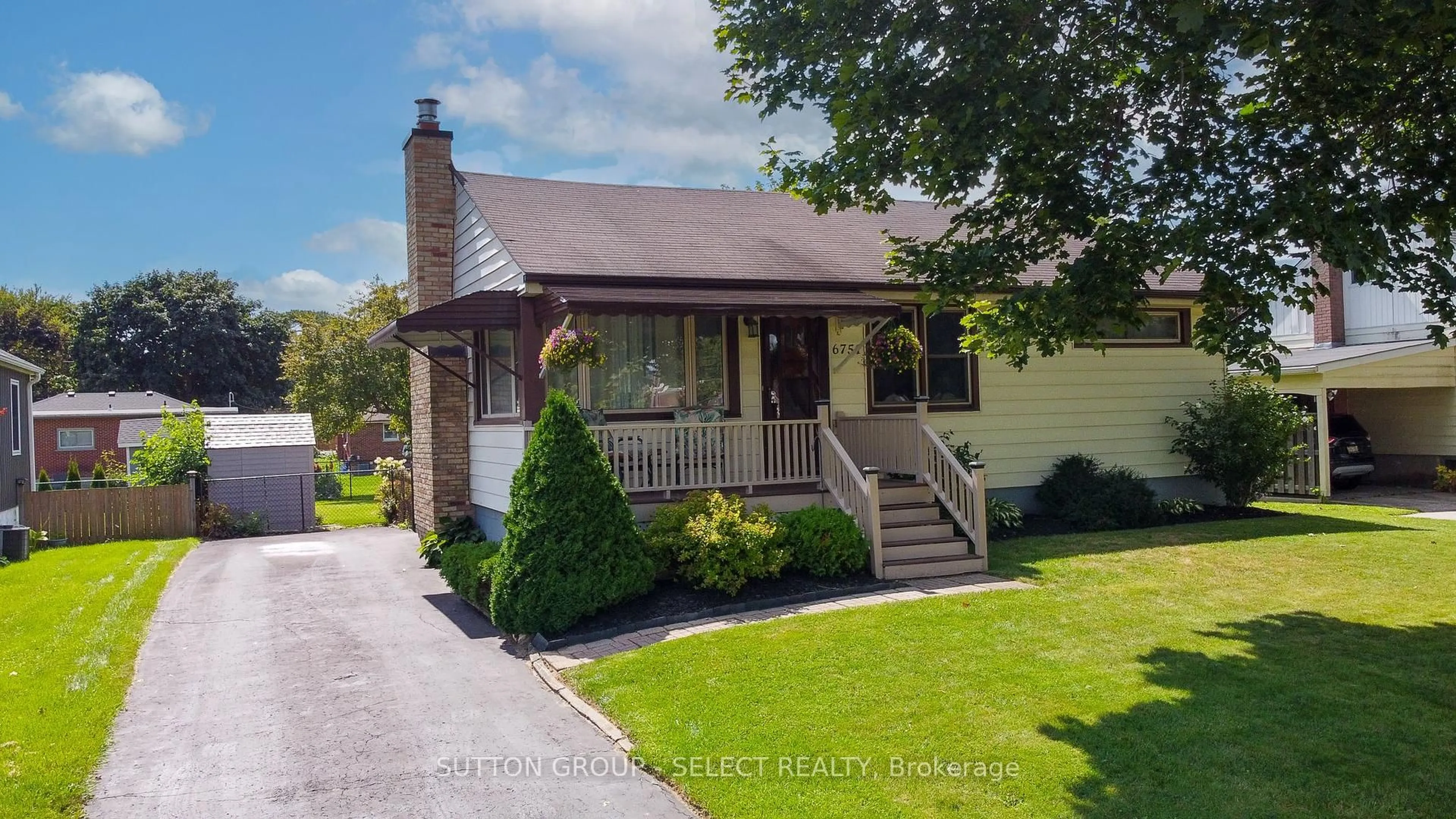 Home with vinyl exterior material, street for 6751 James St, London South Ontario N6P 1A6