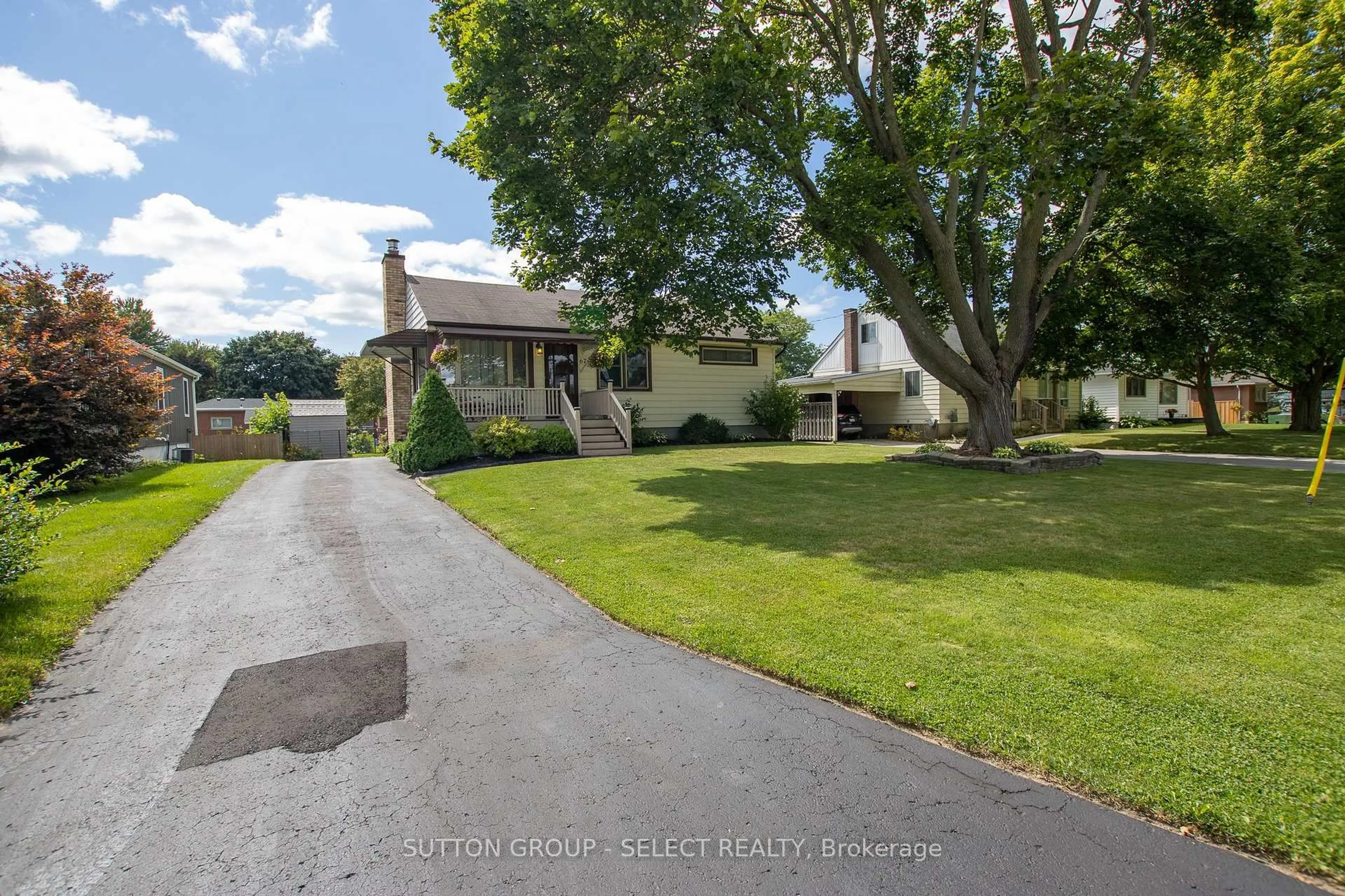 A pic from outside/outdoor area/front of a property/back of a property/a pic from drone, street for 6751 James St, London South Ontario N6P 1A6