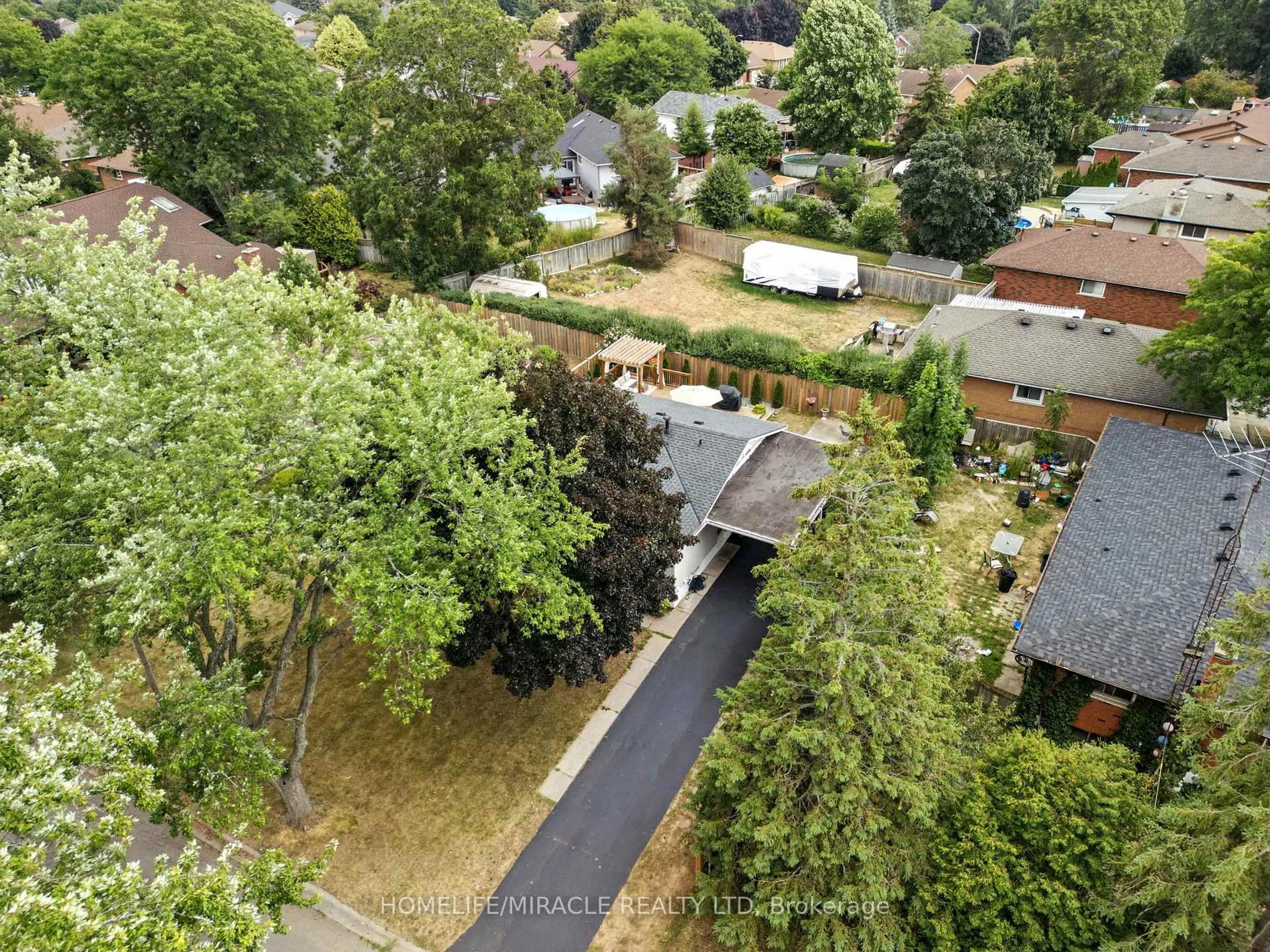 A pic from outside/outdoor area/front of a property/back of a property/a pic from drone, street for 4 Ronald St, Brantford Ontario N3R 3C4