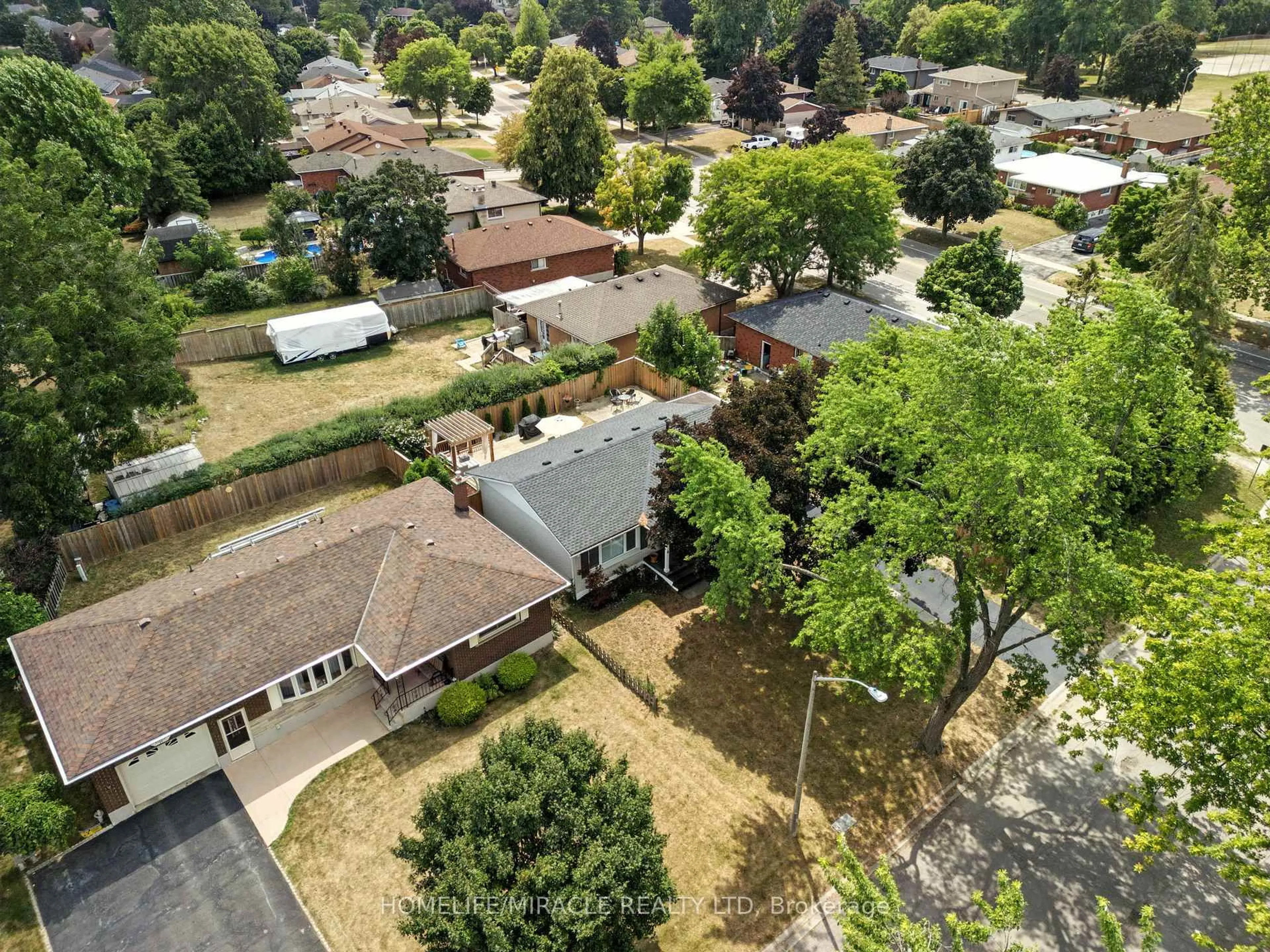 A pic from outside/outdoor area/front of a property/back of a property/a pic from drone, street for 4 Ronald St, Brantford Ontario N3R 3C4