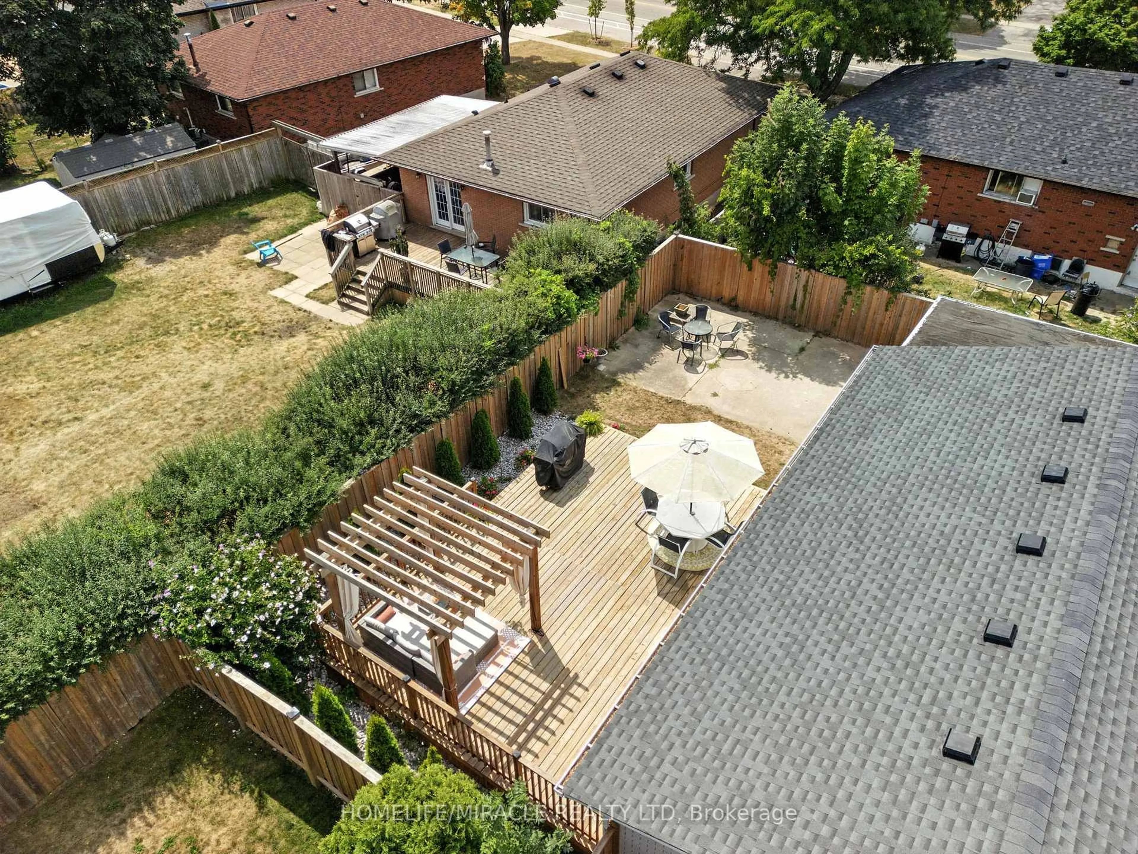 A pic from outside/outdoor area/front of a property/back of a property/a pic from drone, street for 4 Ronald St, Brantford Ontario N3R 3C4