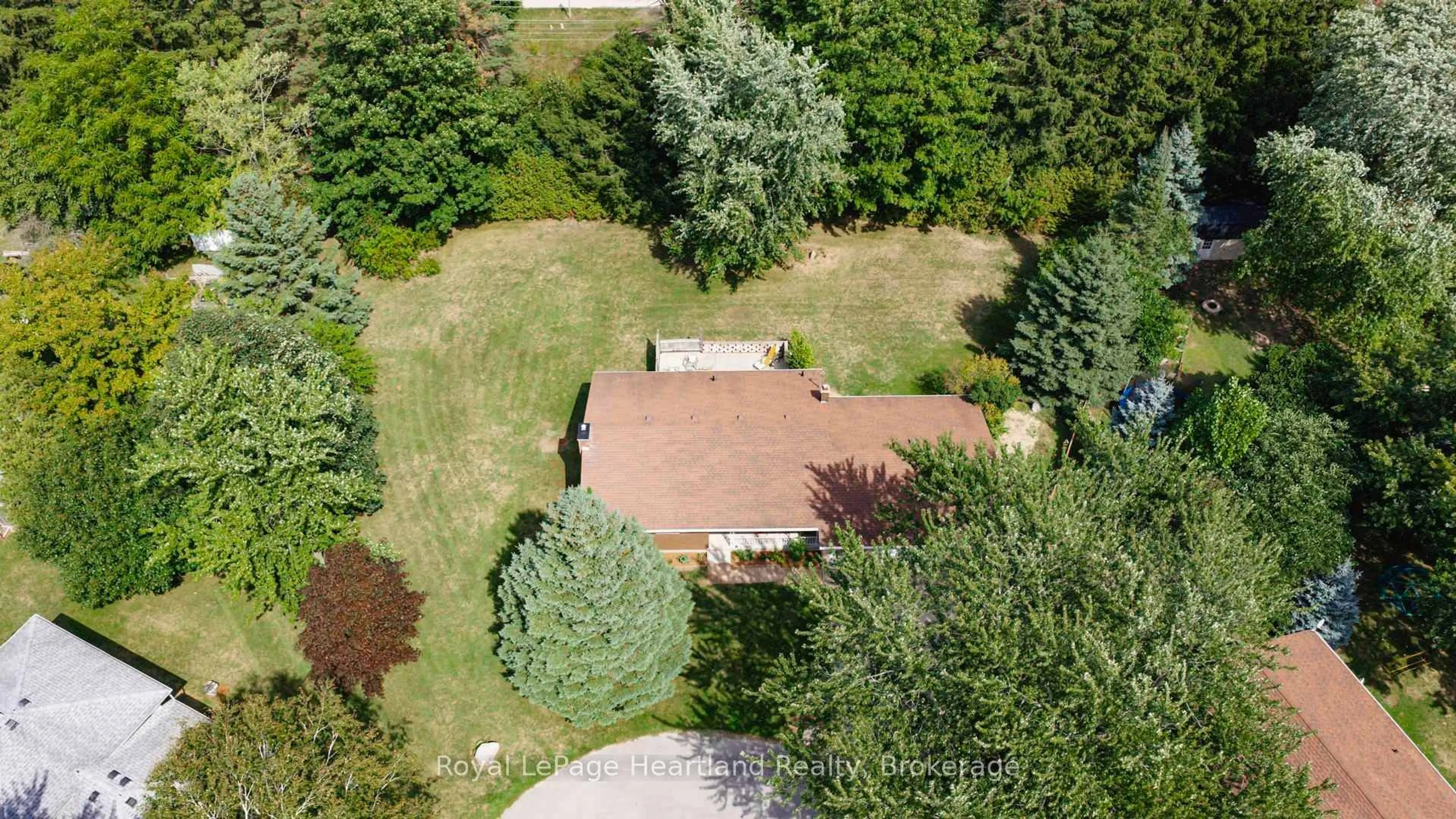 A pic from outside/outdoor area/front of a property/back of a property/a pic from drone, unknown for 10 Bissett Crt, Goderich Ontario N7A 3X8