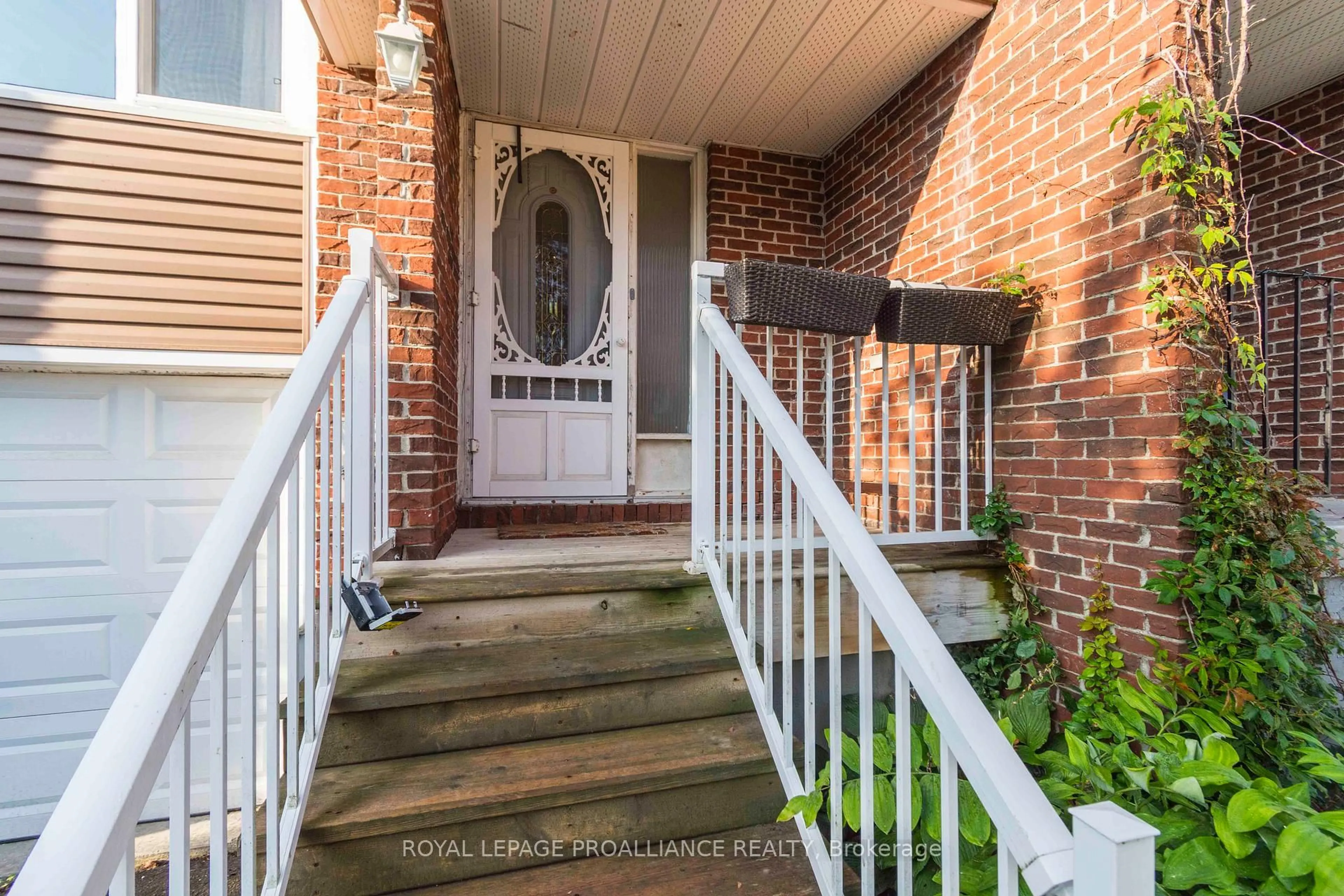 Indoor entryway for 23 Anna Crt, Quinte West Ontario K8V 5Y4