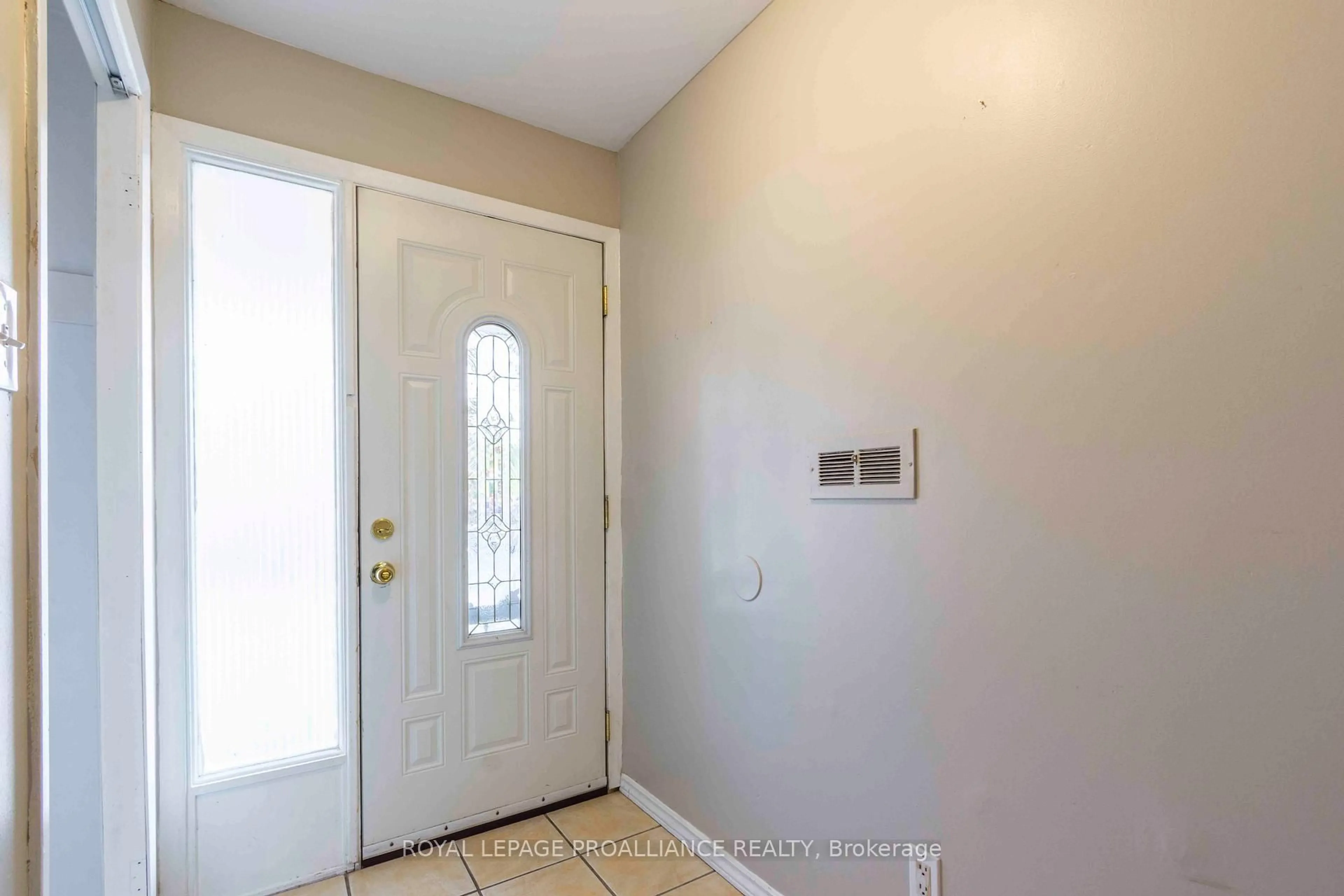 Indoor entryway for 23 Anna Crt, Quinte West Ontario K8V 5Y4