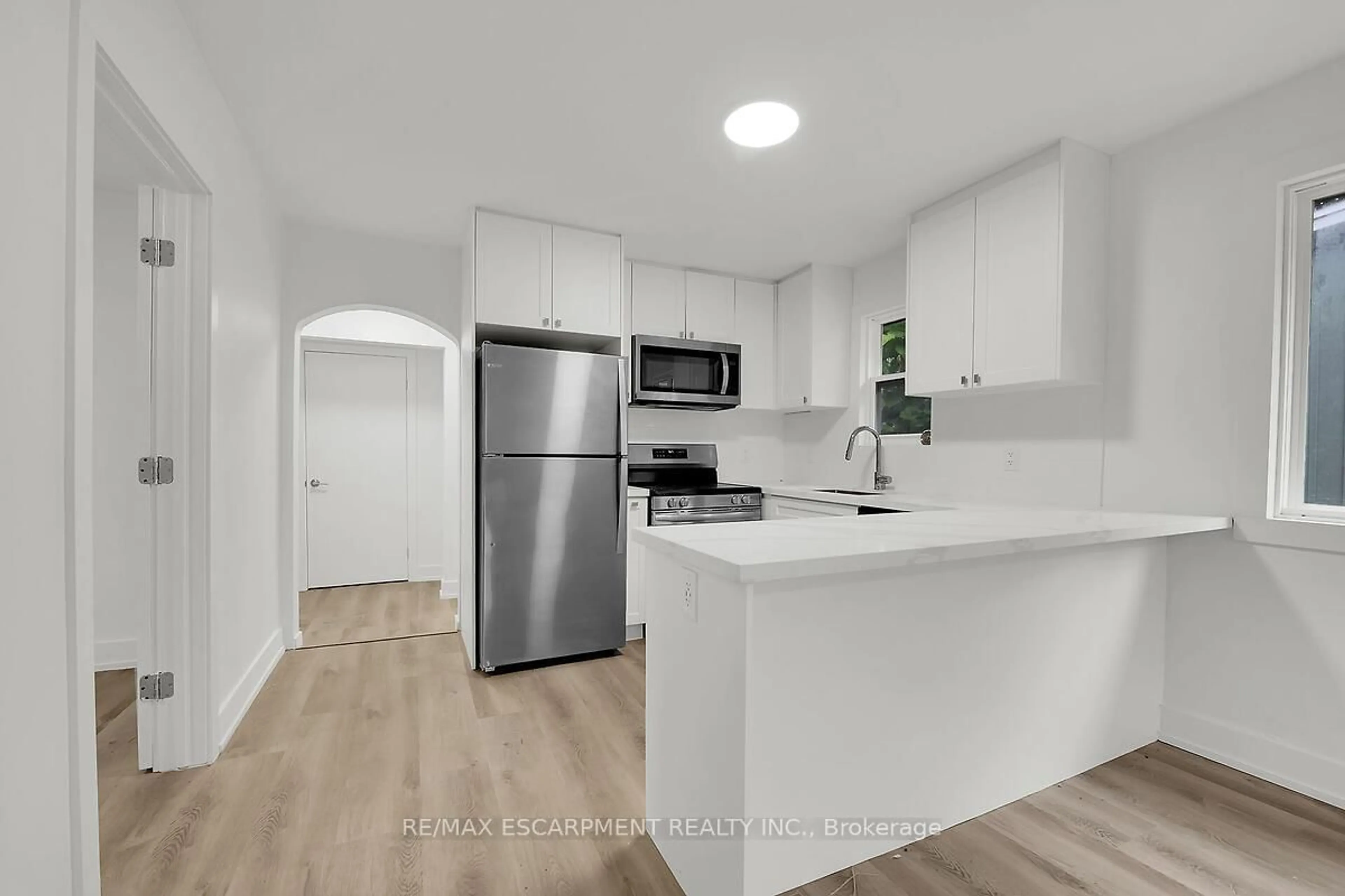 Standard kitchen, unknown for 34 Rykert St, St. Catharines Ontario L2S 1Z1