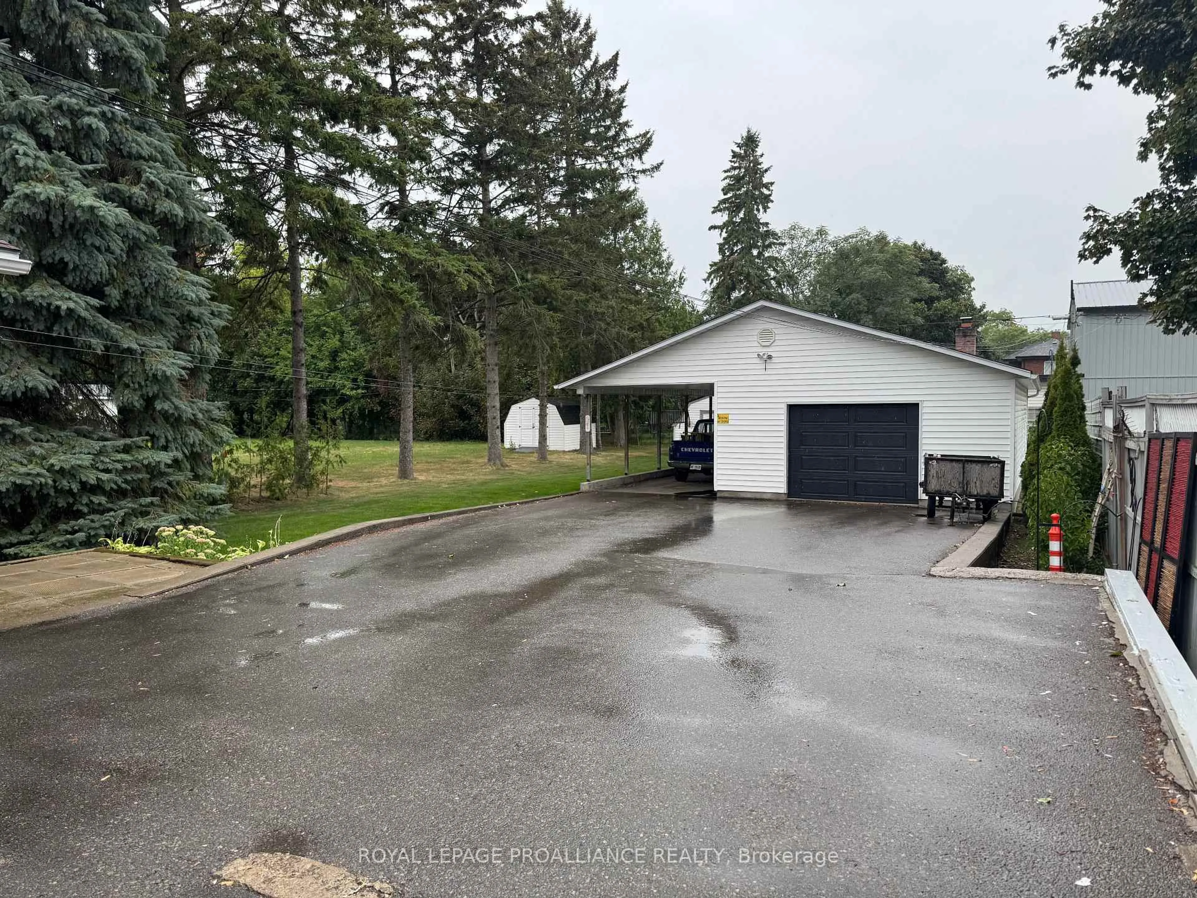 A pic from outside/outdoor area/front of a property/back of a property/a pic from drone, street for 356 Dufferin Ave, Belleville Ontario K8N 3X8