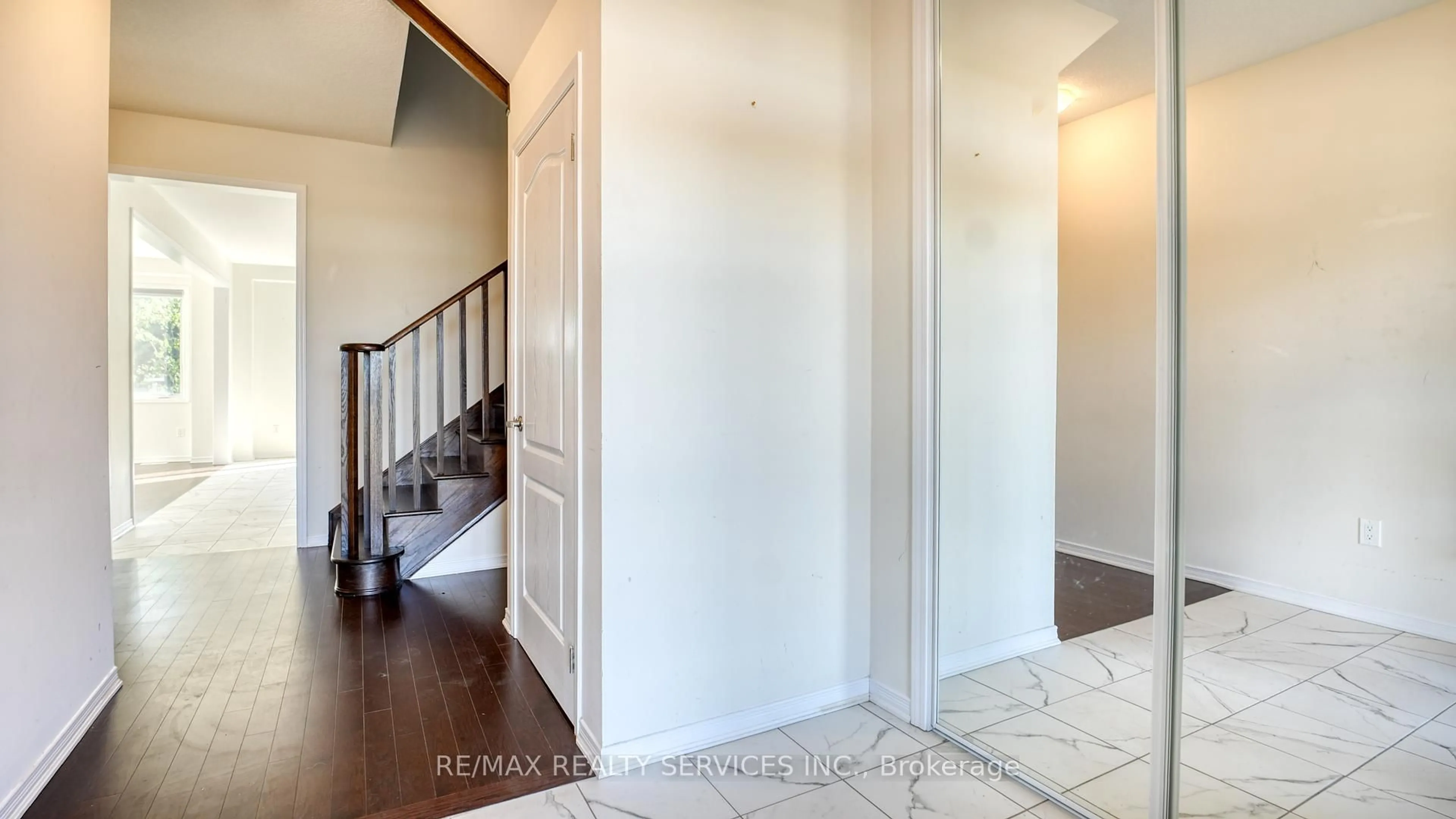 Indoor entryway for 112 David St, Haldimand Ontario N0A 1H0