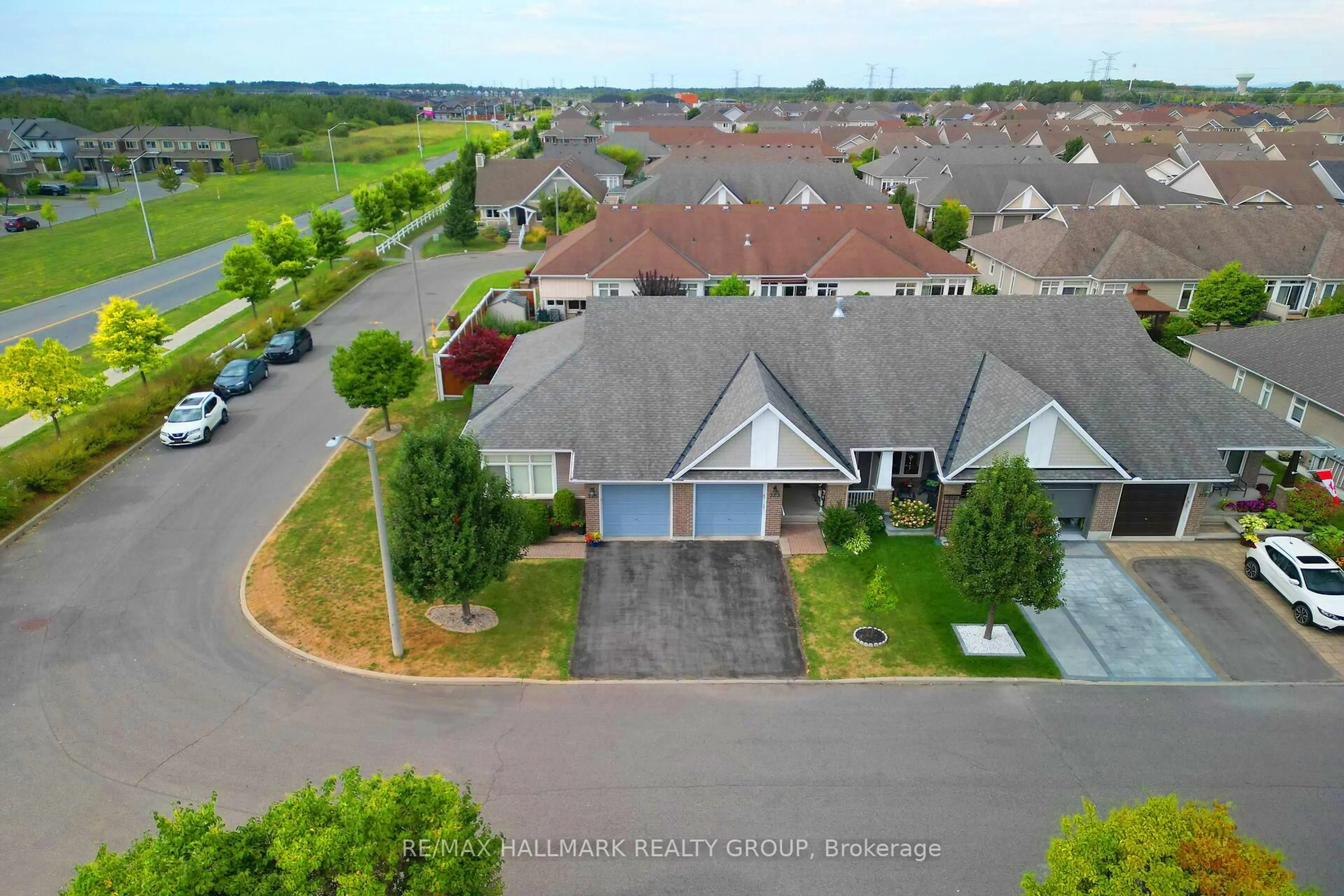 A pic from outside/outdoor area/front of a property/back of a property/a pic from drone, street for 325 Farincourt Cres, Ottawa Ontario K4A 0M6