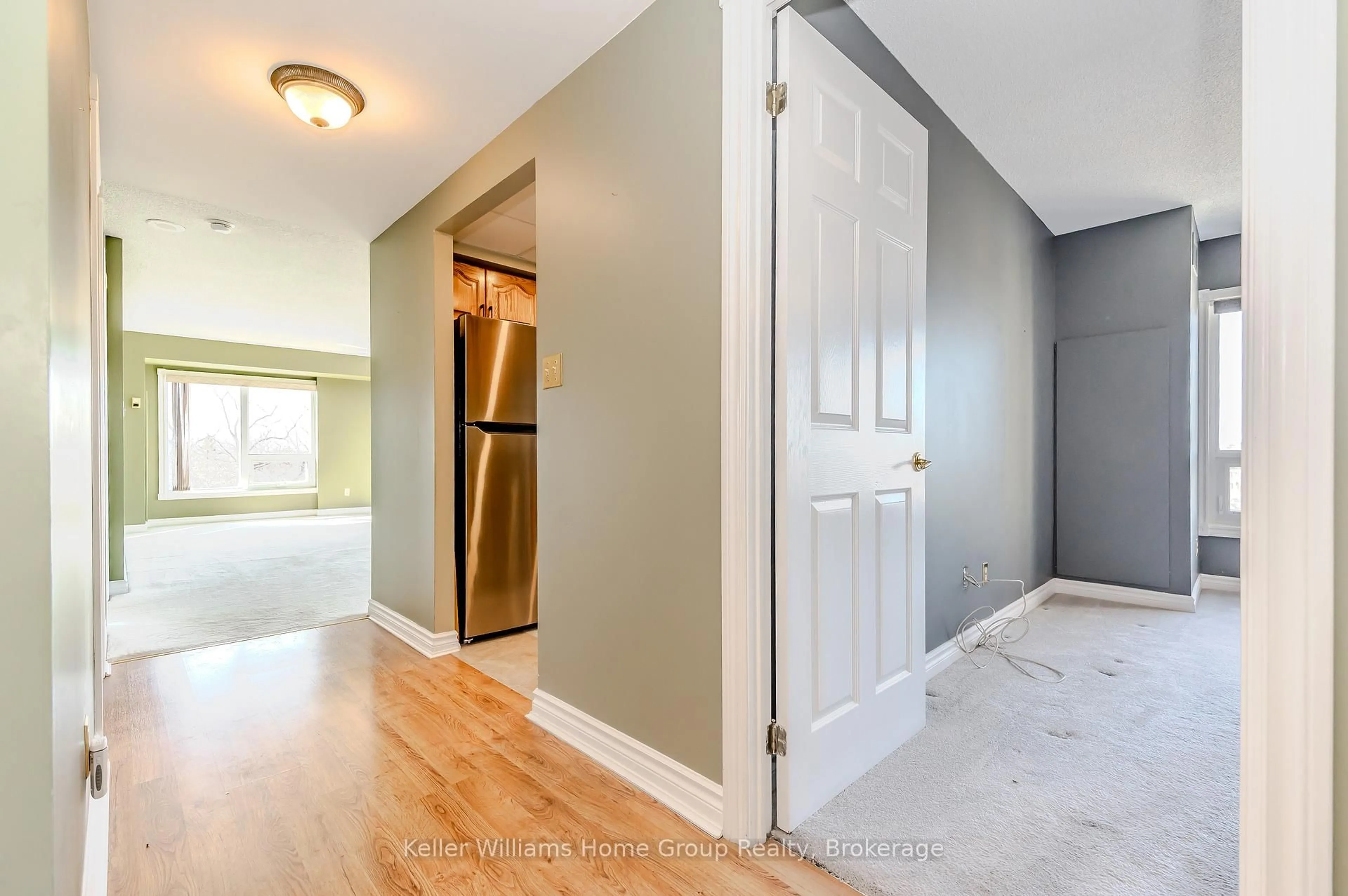 Indoor entryway for 237 King St #1008, Cambridge Ontario N3H 5L2