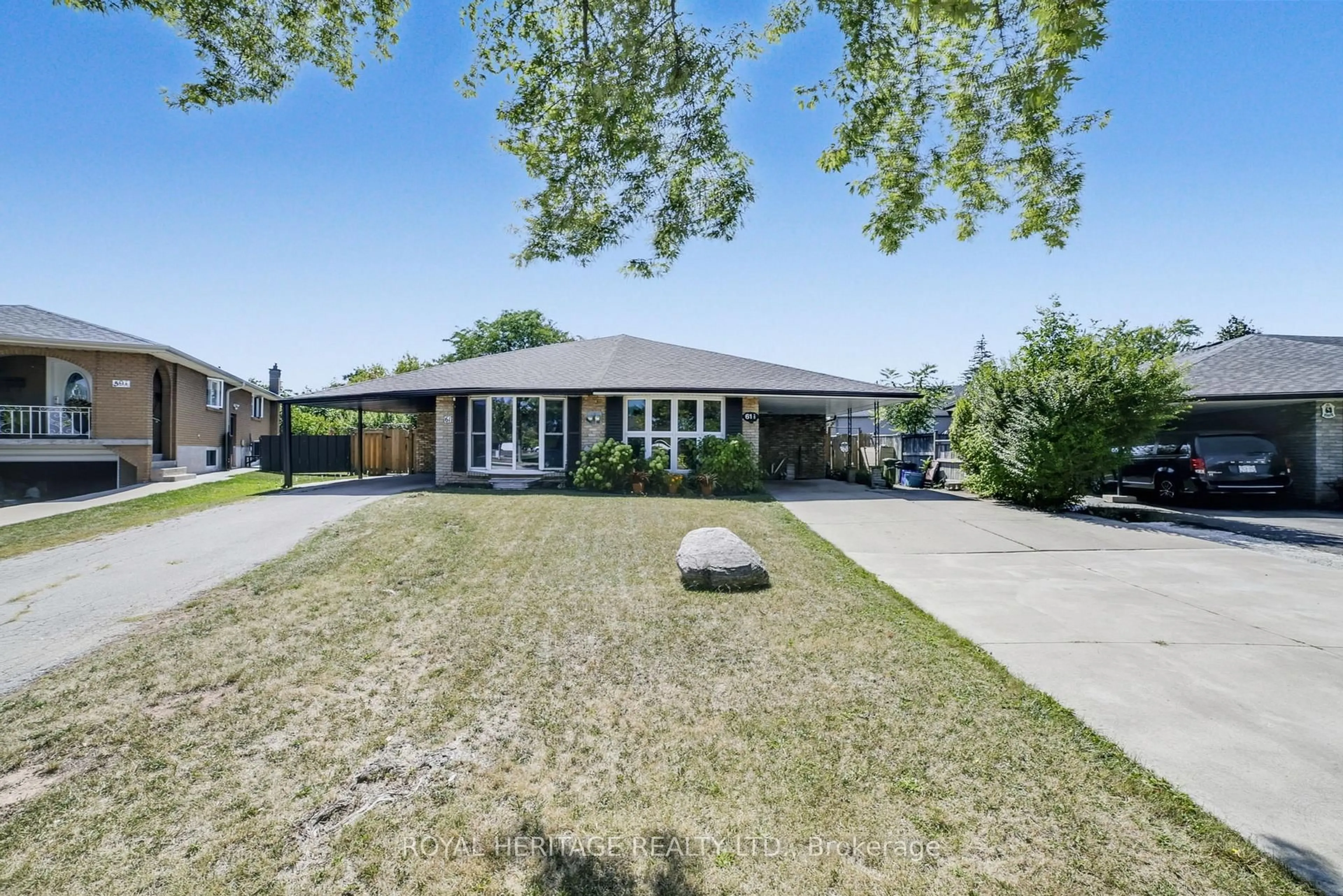 A pic from outside/outdoor area/front of a property/back of a property/a pic from drone, unknown for 61 1/2 Eastbury Dr, Hamilton Ontario L8E 2V8
