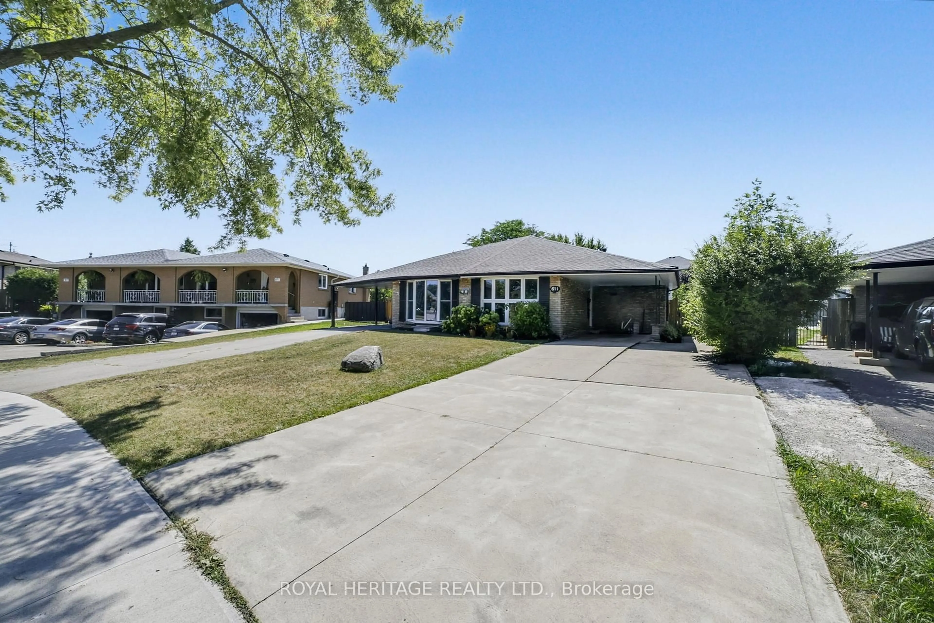 A pic from outside/outdoor area/front of a property/back of a property/a pic from drone, street for 61 1/2 Eastbury Dr, Hamilton Ontario L8E 2V8