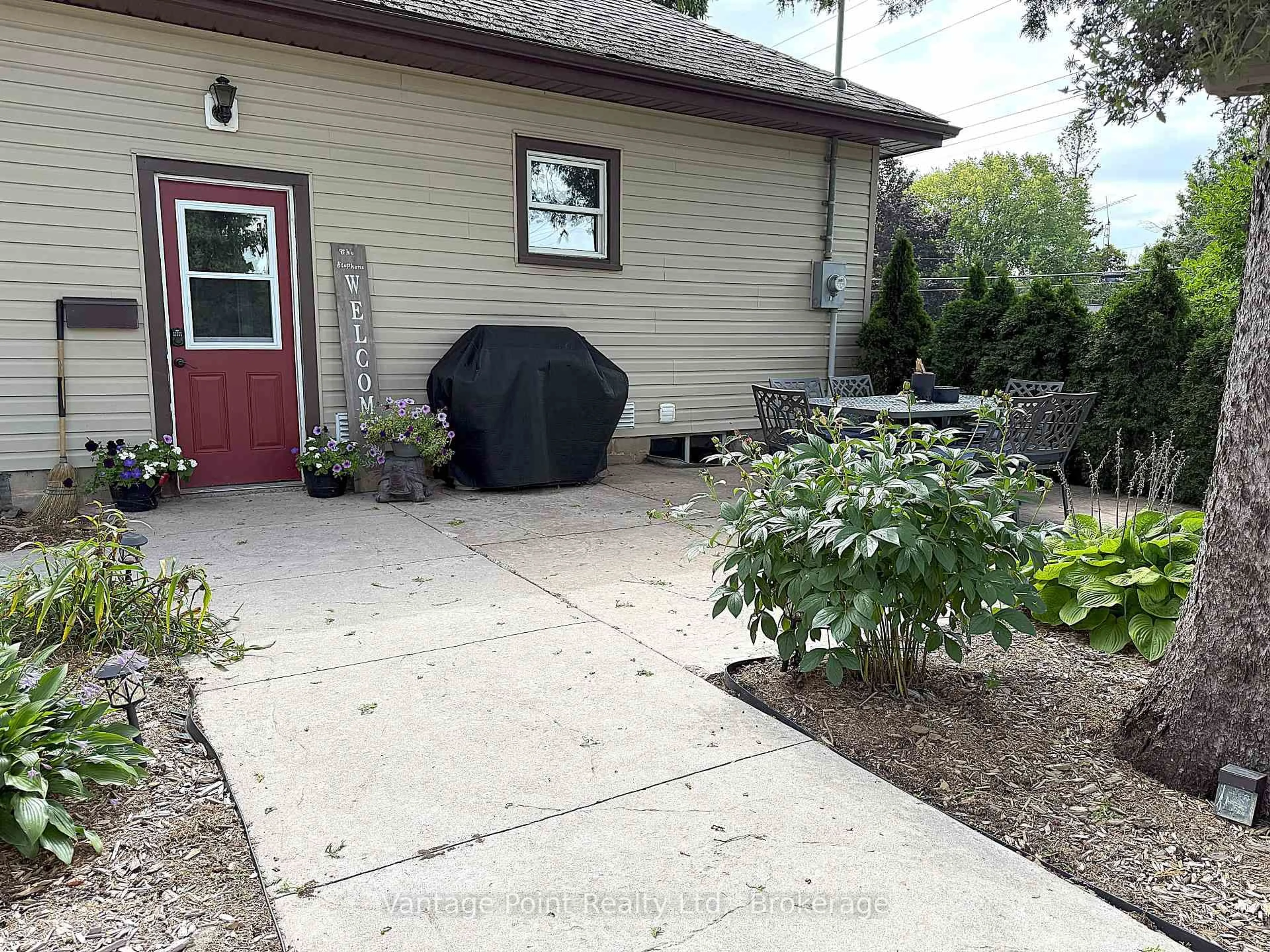 Patio, street for 777007 10 Highway, Chatsworth Ontario N0H 1R0