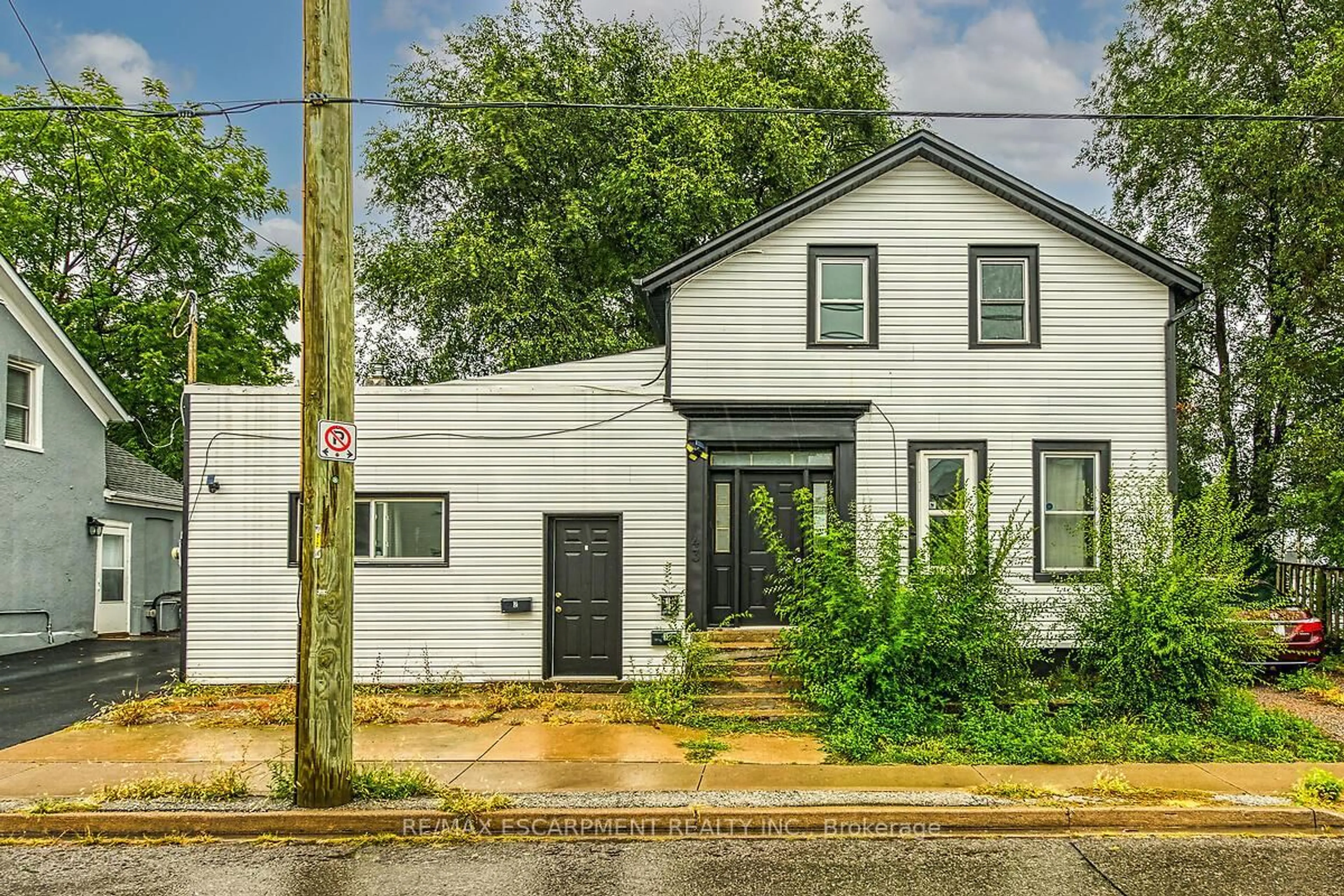 Home with vinyl exterior material, street for 43 Centre St, St. Catharines Ontario L2R 3A8