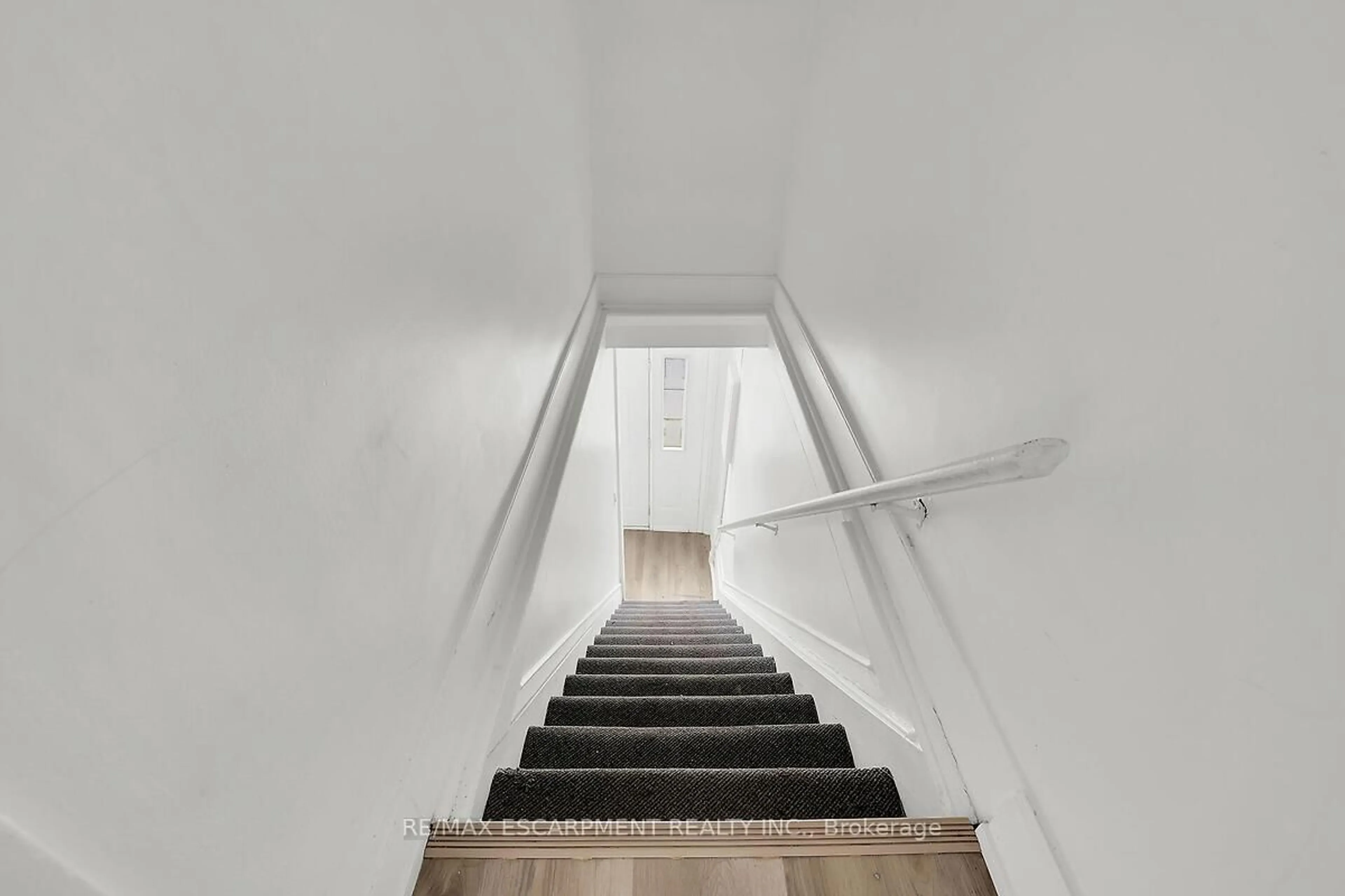 Stairs for 43 Centre St, St. Catharines Ontario L2R 3A8