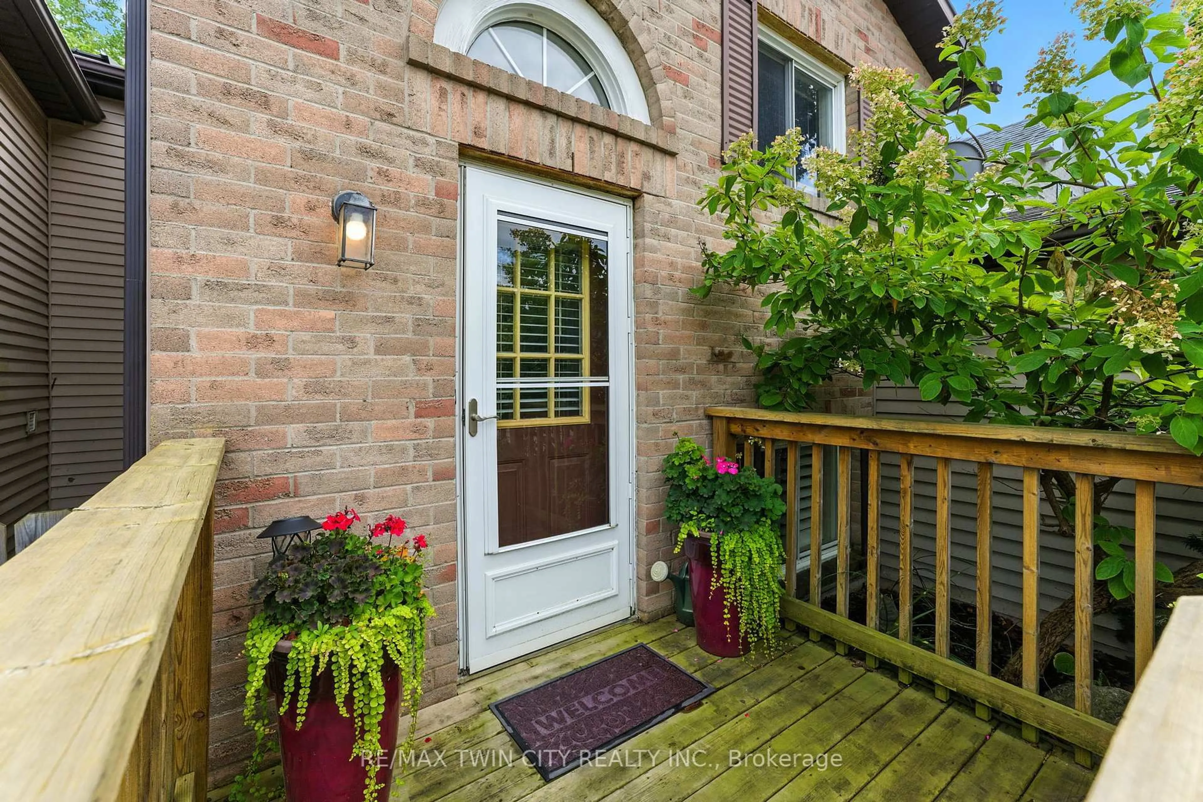 Indoor entryway for 21 D'aubigny Rd, Brantford Ontario N3T 6J2