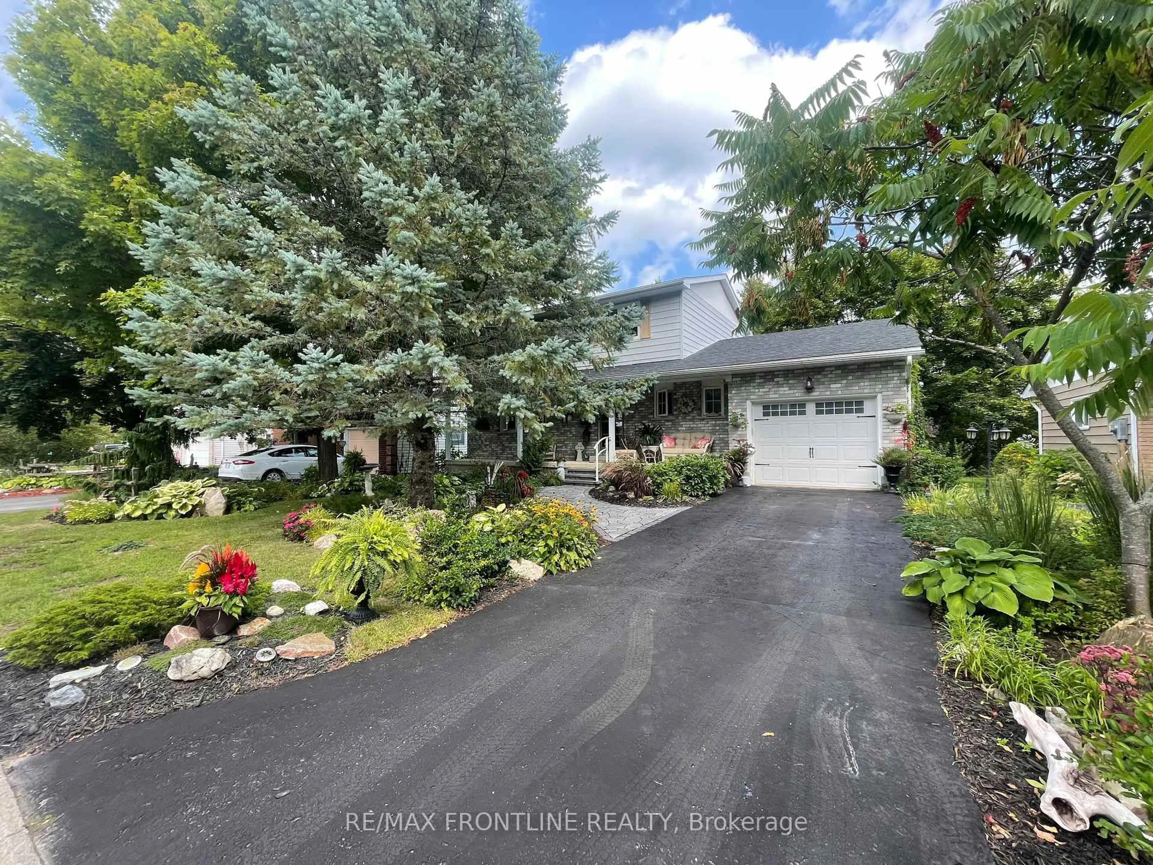 A pic from outside/outdoor area/front of a property/back of a property/a pic from drone, street for 5 Ridgeview Pl, Perth Ontario K7H 3L1